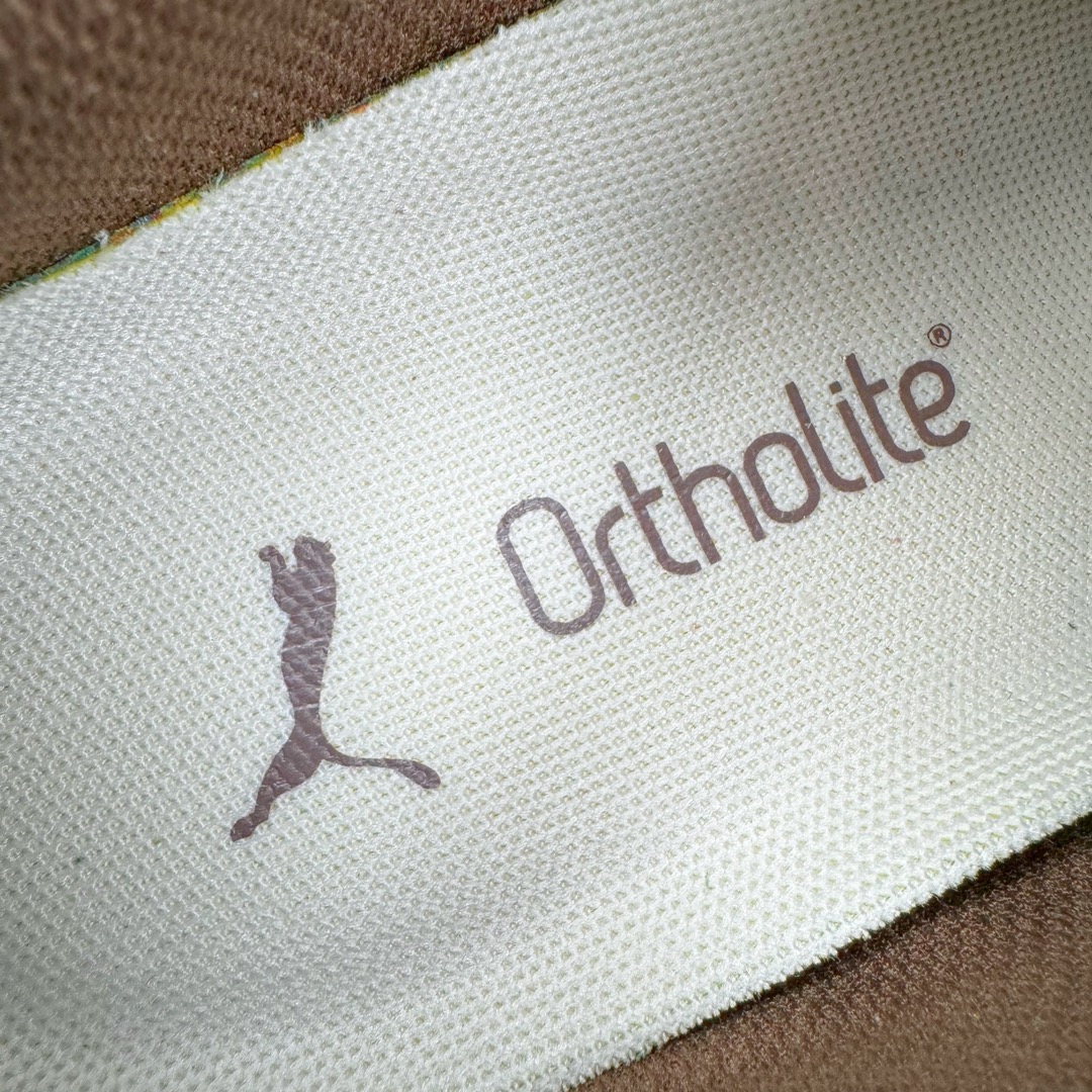 图片[11]-＃S2纯原 PUMA Speedca OG 彪马极速赛车系列低帮德训风拼接复古百搭休闲运动赛车鞋 鞋款从80、90年代赛车手所穿的防火赛车鞋为原型，鞋身线条模仿了赛车的流线廓形，体现了空气动力学原理的结构。简约流畅的外观，恰好又和贯穿其中的Formstrip Logo融合恰到好处，视觉上细节丰富且协调。本次Speedcat OG鞋款归来，最大看点自然式保留了窄版鞋型以及薄底构造。这两年各品牌鞋底越做越厚，Speedcat反其道而行之，上脚几乎无鞋底的效果带来耳目一新的视觉体验。鞋面依旧是以质感细腻的麂皮材质打造，并且大面积近乎全包裹的使用，复古味道也愈发浓烈。配色上更是将最原始的黑色和红色带回，向F1赛车队的标志性队服致敬。相信让各位一眼种草的更多是出挑的大红色，上脚即可瞬间点亮整体造型，在以球鞋为核心的OOTD中脱颖而出。而另一款黑色则是低调的万金油，彰显新潮个性的同时又不喧宾夺主，也是热爱简约系穿搭朋友的首选。 尺码：36 37 37.5 38 38.5 39 40 40.5 41 42 42.5 43 44 44.5 45 46-选品中心