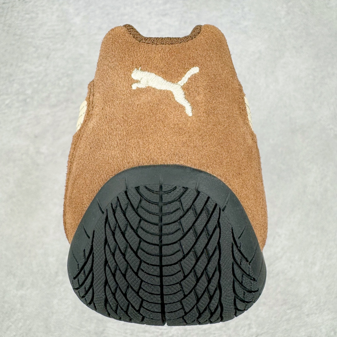 图片[8]-＃S2纯原 PUMA Speedca OG 彪马极速赛车系列低帮德训风拼接复古百搭休闲运动赛车鞋 鞋款从80、90年代赛车手所穿的防火赛车鞋为原型，鞋身线条模仿了赛车的流线廓形，体现了空气动力学原理的结构。简约流畅的外观，恰好又和贯穿其中的Formstrip Logo融合恰到好处，视觉上细节丰富且协调。本次Speedcat OG鞋款归来，最大看点自然式保留了窄版鞋型以及薄底构造。这两年各品牌鞋底越做越厚，Speedcat反其道而行之，上脚几乎无鞋底的效果带来耳目一新的视觉体验。鞋面依旧是以质感细腻的麂皮材质打造，并且大面积近乎全包裹的使用，复古味道也愈发浓烈。配色上更是将最原始的黑色和红色带回，向F1赛车队的标志性队服致敬。相信让各位一眼种草的更多是出挑的大红色，上脚即可瞬间点亮整体造型，在以球鞋为核心的OOTD中脱颖而出。而另一款黑色则是低调的万金油，彰显新潮个性的同时又不喧宾夺主，也是热爱简约系穿搭朋友的首选。 尺码：36 37 37.5 38 38.5 39 40 40.5 41 42 42.5 43 44 44.5 45 46-选品中心