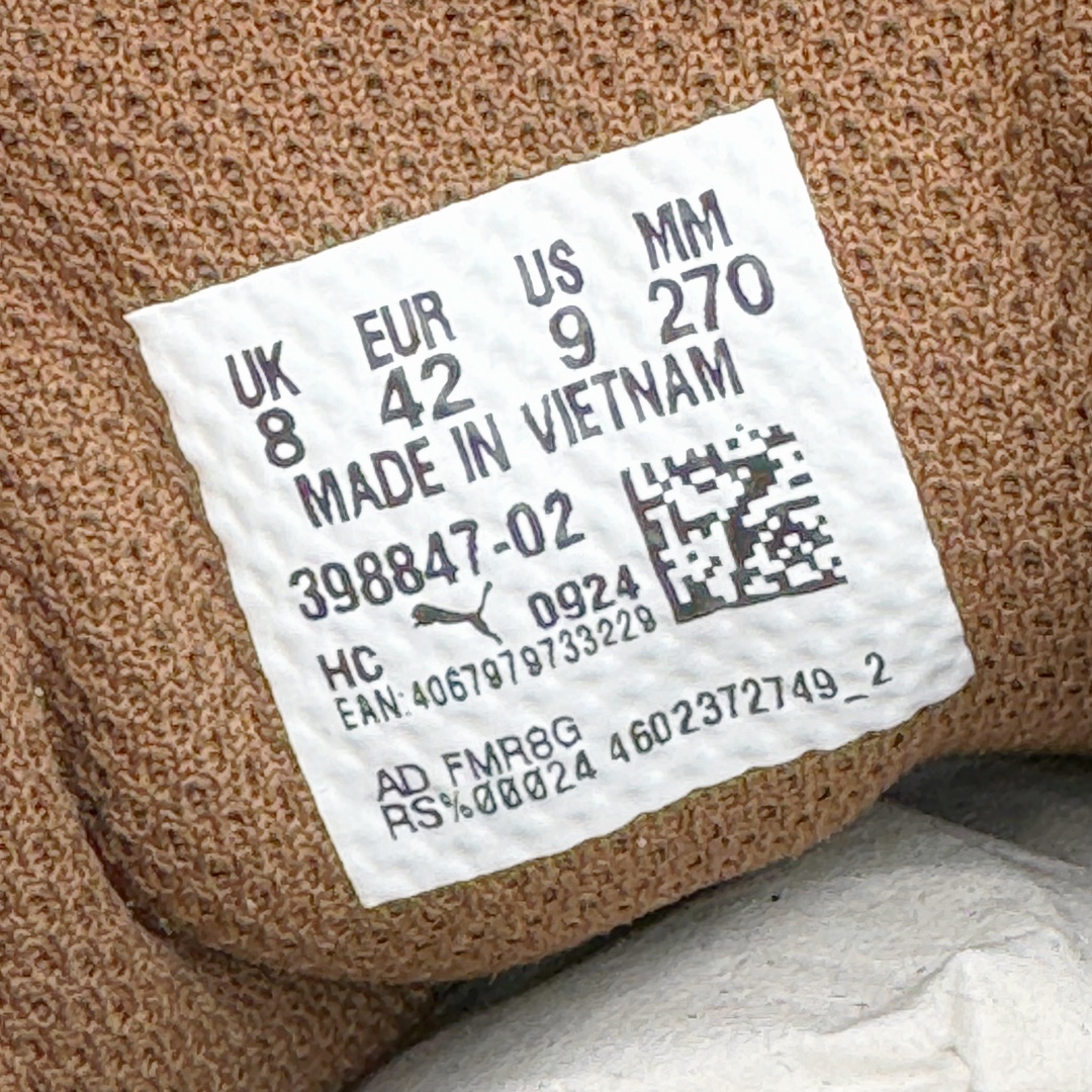 图片[12]-＃S2纯原 PUMA Speedca OG 彪马极速赛车系列低帮德训风拼接复古百搭休闲运动赛车鞋 鞋款从80、90年代赛车手所穿的防火赛车鞋为原型，鞋身线条模仿了赛车的流线廓形，体现了空气动力学原理的结构。简约流畅的外观，恰好又和贯穿其中的Formstrip Logo融合恰到好处，视觉上细节丰富且协调。本次Speedcat OG鞋款归来，最大看点自然式保留了窄版鞋型以及薄底构造。这两年各品牌鞋底越做越厚，Speedcat反其道而行之，上脚几乎无鞋底的效果带来耳目一新的视觉体验。鞋面依旧是以质感细腻的麂皮材质打造，并且大面积近乎全包裹的使用，复古味道也愈发浓烈。配色上更是将最原始的黑色和红色带回，向F1赛车队的标志性队服致敬。相信让各位一眼种草的更多是出挑的大红色，上脚即可瞬间点亮整体造型，在以球鞋为核心的OOTD中脱颖而出。而另一款黑色则是低调的万金油，彰显新潮个性的同时又不喧宾夺主，也是热爱简约系穿搭朋友的首选。 尺码：36 37 37.5 38 38.5 39 40 40.5 41 42 42.5 43 44 44.5 45 46-选品中心