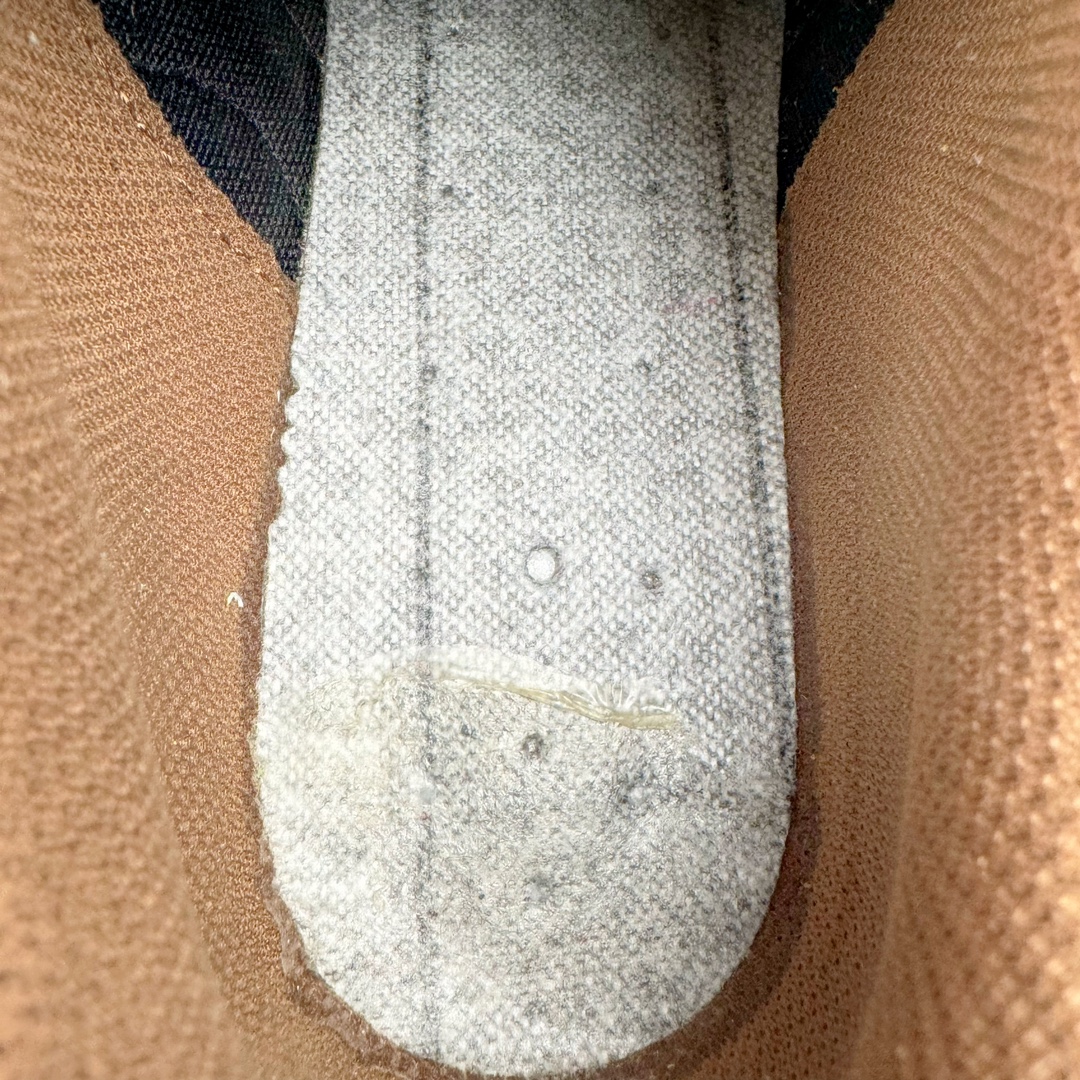 图片[10]-＃S2纯原 PUMA Speedca OG 彪马极速赛车系列低帮德训风拼接复古百搭休闲运动赛车鞋 鞋款从80、90年代赛车手所穿的防火赛车鞋为原型，鞋身线条模仿了赛车的流线廓形，体现了空气动力学原理的结构。简约流畅的外观，恰好又和贯穿其中的Formstrip Logo融合恰到好处，视觉上细节丰富且协调。本次Speedcat OG鞋款归来，最大看点自然式保留了窄版鞋型以及薄底构造。这两年各品牌鞋底越做越厚，Speedcat反其道而行之，上脚几乎无鞋底的效果带来耳目一新的视觉体验。鞋面依旧是以质感细腻的麂皮材质打造，并且大面积近乎全包裹的使用，复古味道也愈发浓烈。配色上更是将最原始的黑色和红色带回，向F1赛车队的标志性队服致敬。相信让各位一眼种草的更多是出挑的大红色，上脚即可瞬间点亮整体造型，在以球鞋为核心的OOTD中脱颖而出。而另一款黑色则是低调的万金油，彰显新潮个性的同时又不喧宾夺主，也是热爱简约系穿搭朋友的首选。 尺码：36 37 37.5 38 38.5 39 40 40.5 41 42 42.5 43 44 44.5 45 46-选品中心