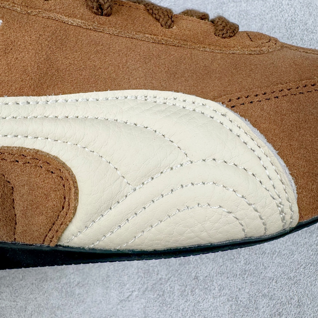 图片[17]-＃S2纯原 PUMA Speedca OG 彪马极速赛车系列低帮德训风拼接复古百搭休闲运动赛车鞋 鞋款从80、90年代赛车手所穿的防火赛车鞋为原型，鞋身线条模仿了赛车的流线廓形，体现了空气动力学原理的结构。简约流畅的外观，恰好又和贯穿其中的Formstrip Logo融合恰到好处，视觉上细节丰富且协调。本次Speedcat OG鞋款归来，最大看点自然式保留了窄版鞋型以及薄底构造。这两年各品牌鞋底越做越厚，Speedcat反其道而行之，上脚几乎无鞋底的效果带来耳目一新的视觉体验。鞋面依旧是以质感细腻的麂皮材质打造，并且大面积近乎全包裹的使用，复古味道也愈发浓烈。配色上更是将最原始的黑色和红色带回，向F1赛车队的标志性队服致敬。相信让各位一眼种草的更多是出挑的大红色，上脚即可瞬间点亮整体造型，在以球鞋为核心的OOTD中脱颖而出。而另一款黑色则是低调的万金油，彰显新潮个性的同时又不喧宾夺主，也是热爱简约系穿搭朋友的首选。 尺码：36 37 37.5 38 38.5 39 40 40.5 41 42 42.5 43 44 44.5 45 46-选品中心