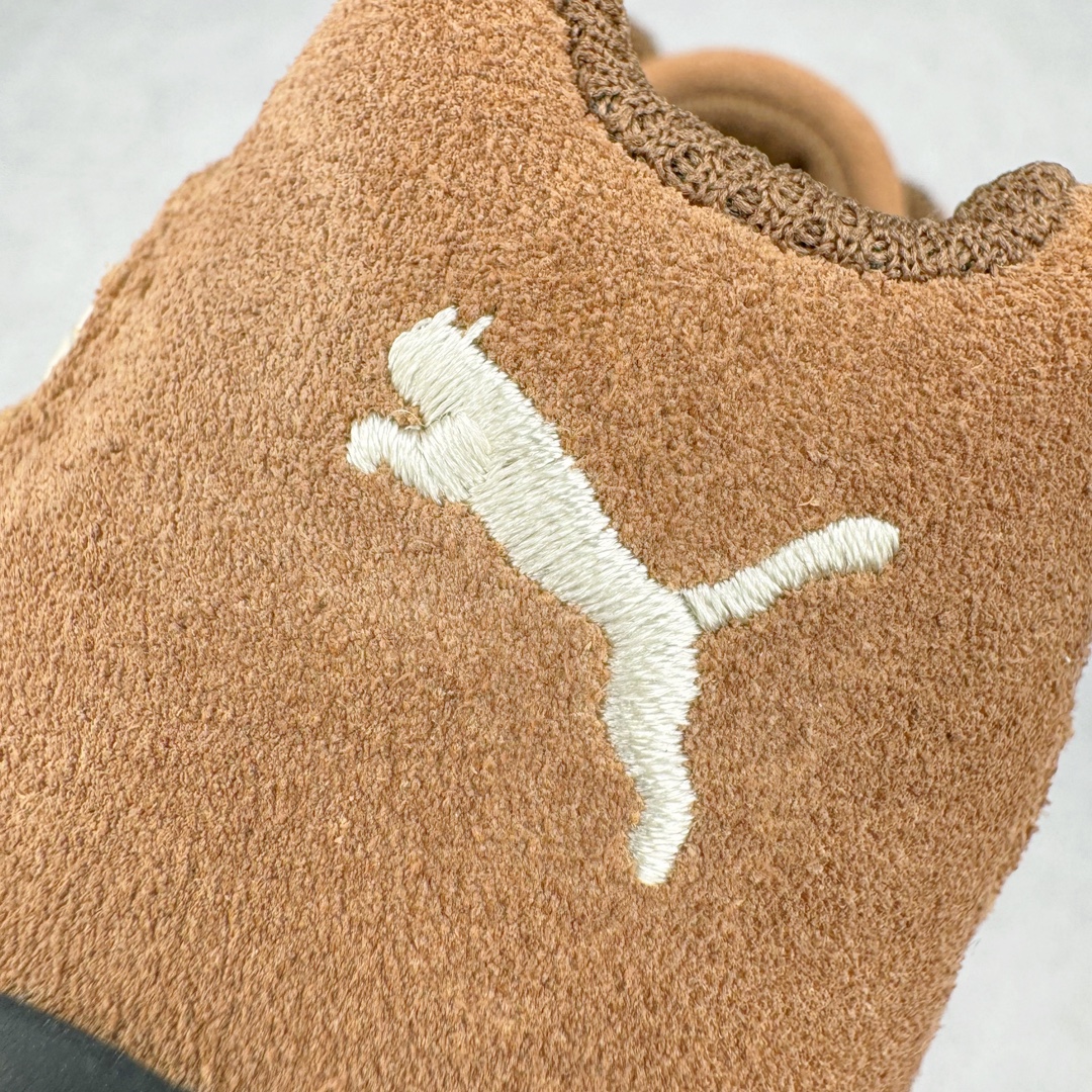 图片[15]-＃S2纯原 PUMA Speedca OG 彪马极速赛车系列低帮德训风拼接复古百搭休闲运动赛车鞋 鞋款从80、90年代赛车手所穿的防火赛车鞋为原型，鞋身线条模仿了赛车的流线廓形，体现了空气动力学原理的结构。简约流畅的外观，恰好又和贯穿其中的Formstrip Logo融合恰到好处，视觉上细节丰富且协调。本次Speedcat OG鞋款归来，最大看点自然式保留了窄版鞋型以及薄底构造。这两年各品牌鞋底越做越厚，Speedcat反其道而行之，上脚几乎无鞋底的效果带来耳目一新的视觉体验。鞋面依旧是以质感细腻的麂皮材质打造，并且大面积近乎全包裹的使用，复古味道也愈发浓烈。配色上更是将最原始的黑色和红色带回，向F1赛车队的标志性队服致敬。相信让各位一眼种草的更多是出挑的大红色，上脚即可瞬间点亮整体造型，在以球鞋为核心的OOTD中脱颖而出。而另一款黑色则是低调的万金油，彰显新潮个性的同时又不喧宾夺主，也是热爱简约系穿搭朋友的首选。 尺码：36 37 37.5 38 38.5 39 40 40.5 41 42 42.5 43 44 44.5 45 46-选品中心