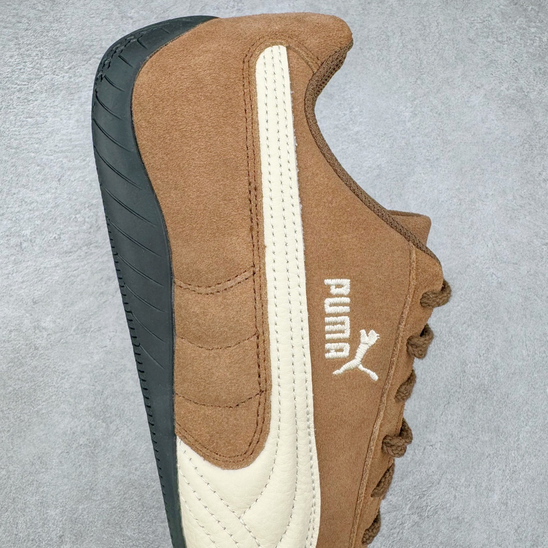 图片[6]-＃S2纯原 PUMA Speedca OG 彪马极速赛车系列低帮德训风拼接复古百搭休闲运动赛车鞋 鞋款从80、90年代赛车手所穿的防火赛车鞋为原型，鞋身线条模仿了赛车的流线廓形，体现了空气动力学原理的结构。简约流畅的外观，恰好又和贯穿其中的Formstrip Logo融合恰到好处，视觉上细节丰富且协调。本次Speedcat OG鞋款归来，最大看点自然式保留了窄版鞋型以及薄底构造。这两年各品牌鞋底越做越厚，Speedcat反其道而行之，上脚几乎无鞋底的效果带来耳目一新的视觉体验。鞋面依旧是以质感细腻的麂皮材质打造，并且大面积近乎全包裹的使用，复古味道也愈发浓烈。配色上更是将最原始的黑色和红色带回，向F1赛车队的标志性队服致敬。相信让各位一眼种草的更多是出挑的大红色，上脚即可瞬间点亮整体造型，在以球鞋为核心的OOTD中脱颖而出。而另一款黑色则是低调的万金油，彰显新潮个性的同时又不喧宾夺主，也是热爱简约系穿搭朋友的首选。 尺码：36 37 37.5 38 38.5 39 40 40.5 41 42 42.5 43 44 44.5 45 46-选品中心