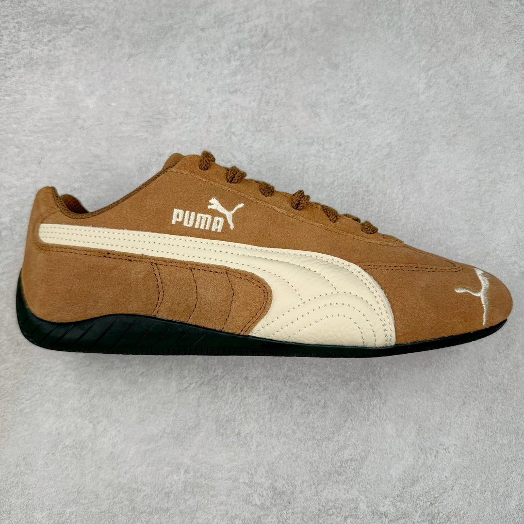 ＃S2纯原 PUMA Speedca OG 彪马极速赛车系列低帮德训风拼接复古百搭休闲运动赛车鞋 鞋款从80、90年代赛车手所穿的防火赛车鞋为原型，鞋身线条模仿了赛车的流线廓形，体现了空气动力学原理的结构。简约流畅的外观，恰好又和贯穿其中的Formstrip Logo融合恰到好处，视觉上细节丰富且协调。本次Speedcat OG鞋款归来，最大看点自然式保留了窄版鞋型以及薄底构造。这两年各品牌鞋底越做越厚，Speedcat反其道而行之，上脚几乎无鞋底的效果带来耳目一新的视觉体验。鞋面依旧是以质感细腻的麂皮材质打造，并且大面积近乎全包裹的使用，复古味道也愈发浓烈。配色上更是将最原始的黑色和红色带回，向F1赛车队的标志性队服致敬。相信让各位一眼种草的更多是出挑的大红色，上脚即可瞬间点亮整体造型，在以球鞋为核心的OOTD中脱颖而出。而另一款黑色则是低调的万金油，彰显新潮个性的同时又不喧宾夺主，也是热爱简约系穿搭朋友的首选。 尺码：36 37 37.5 38 38.5 39 40 40.5 41 42 42.5 43 44 44.5 45 46-选品中心