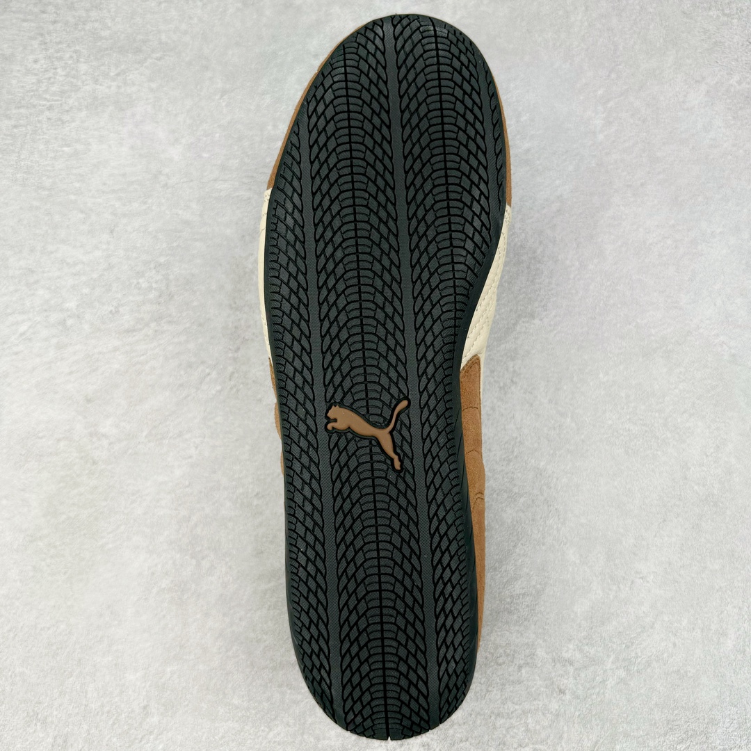 图片[9]-＃S2纯原 PUMA Speedca OG 彪马极速赛车系列低帮德训风拼接复古百搭休闲运动赛车鞋 鞋款从80、90年代赛车手所穿的防火赛车鞋为原型，鞋身线条模仿了赛车的流线廓形，体现了空气动力学原理的结构。简约流畅的外观，恰好又和贯穿其中的Formstrip Logo融合恰到好处，视觉上细节丰富且协调。本次Speedcat OG鞋款归来，最大看点自然式保留了窄版鞋型以及薄底构造。这两年各品牌鞋底越做越厚，Speedcat反其道而行之，上脚几乎无鞋底的效果带来耳目一新的视觉体验。鞋面依旧是以质感细腻的麂皮材质打造，并且大面积近乎全包裹的使用，复古味道也愈发浓烈。配色上更是将最原始的黑色和红色带回，向F1赛车队的标志性队服致敬。相信让各位一眼种草的更多是出挑的大红色，上脚即可瞬间点亮整体造型，在以球鞋为核心的OOTD中脱颖而出。而另一款黑色则是低调的万金油，彰显新潮个性的同时又不喧宾夺主，也是热爱简约系穿搭朋友的首选。 尺码：36 37 37.5 38 38.5 39 40 40.5 41 42 42.5 43 44 44.5 45 46-选品中心