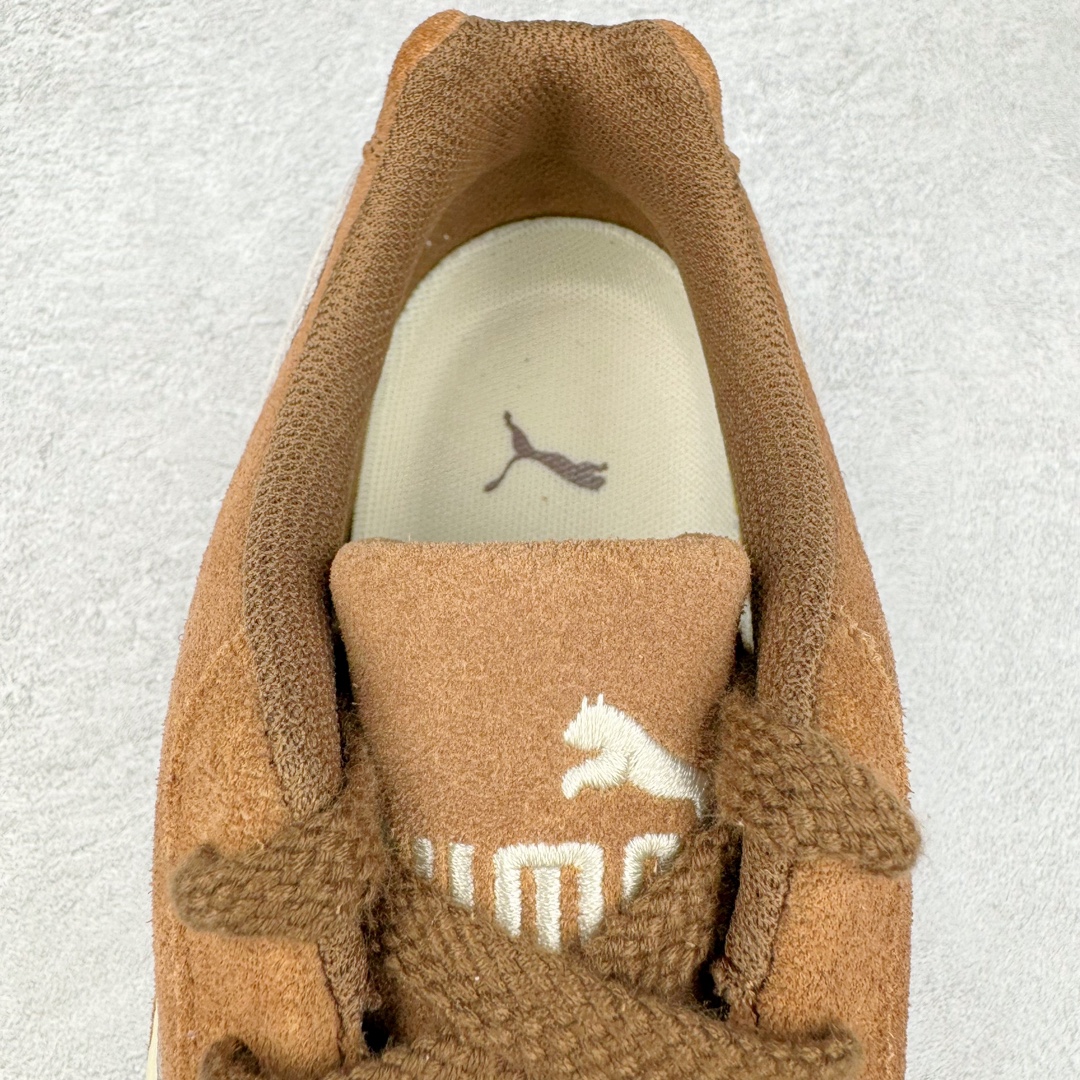 图片[13]-＃S2纯原 PUMA Speedca OG 彪马极速赛车系列低帮德训风拼接复古百搭休闲运动赛车鞋 鞋款从80、90年代赛车手所穿的防火赛车鞋为原型，鞋身线条模仿了赛车的流线廓形，体现了空气动力学原理的结构。简约流畅的外观，恰好又和贯穿其中的Formstrip Logo融合恰到好处，视觉上细节丰富且协调。本次Speedcat OG鞋款归来，最大看点自然式保留了窄版鞋型以及薄底构造。这两年各品牌鞋底越做越厚，Speedcat反其道而行之，上脚几乎无鞋底的效果带来耳目一新的视觉体验。鞋面依旧是以质感细腻的麂皮材质打造，并且大面积近乎全包裹的使用，复古味道也愈发浓烈。配色上更是将最原始的黑色和红色带回，向F1赛车队的标志性队服致敬。相信让各位一眼种草的更多是出挑的大红色，上脚即可瞬间点亮整体造型，在以球鞋为核心的OOTD中脱颖而出。而另一款黑色则是低调的万金油，彰显新潮个性的同时又不喧宾夺主，也是热爱简约系穿搭朋友的首选。 尺码：36 37 37.5 38 38.5 39 40 40.5 41 42 42.5 43 44 44.5 45 46-选品中心