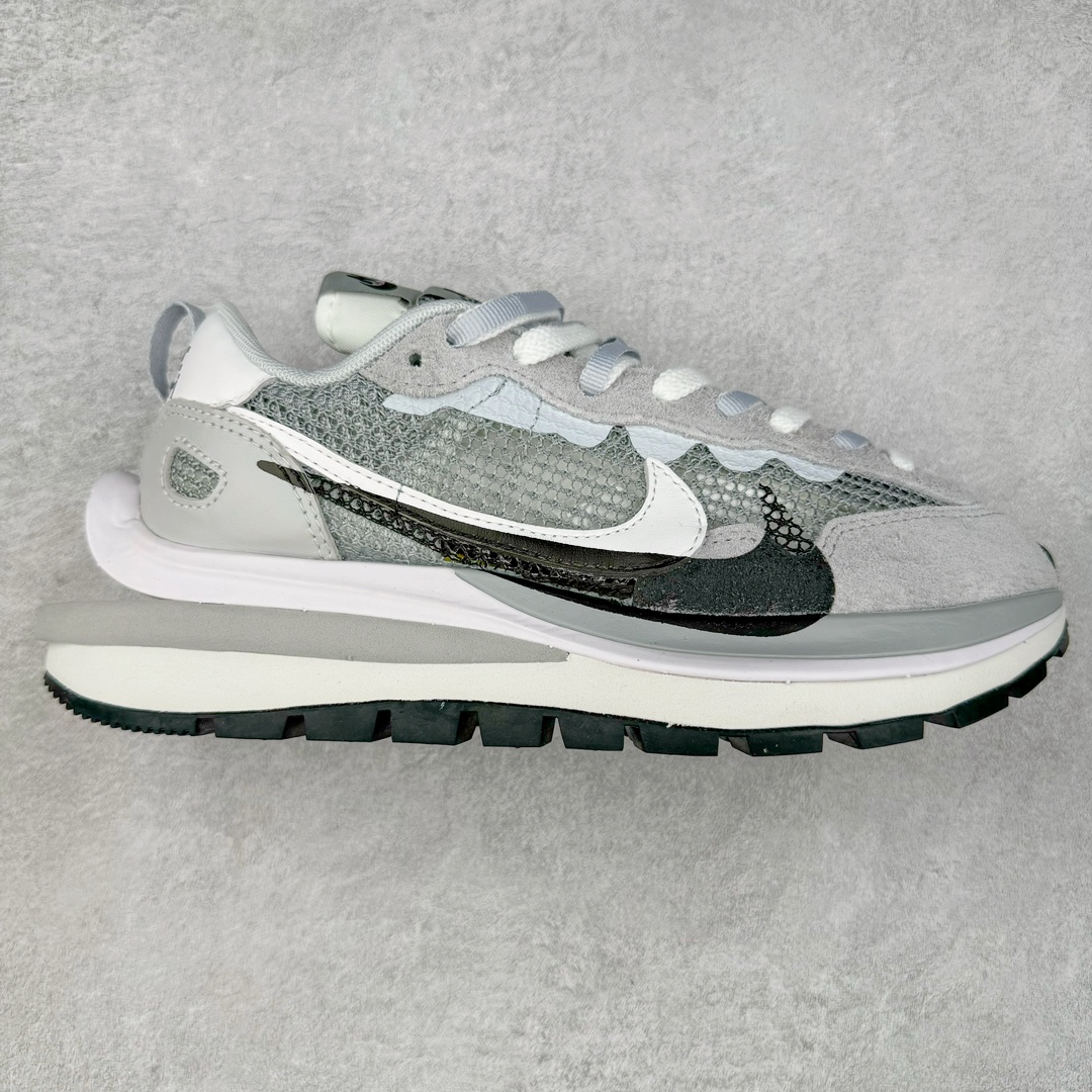 ＃XP纯原 Sacai x NK VaporWaffle 联名款华夫3.0潮流休闲增高运动鞋 灰白配色 CV1363-105 海外高端零售专属订单 只服务市场百分之五高端客户 全套原楦原纸版原鞋开模 全网最具灵魂的版型 皮料卡色质感均保持原鞋一致 原装油墨Logo手工描漆 原装大底米色部分外尖内方 大底开口上翘弧度 后跟开口弧度高度原鞋一致 全鞋电脑针车 原厂鞋舌织唛标 原盒原配 中文合格证质保卡 客订外包保护盒‼️尺码：35.5 36 36.5 37.5 38 38.5 39 40 40.5 41 42 42.5 43 44 44.5 45 46 47.5-选品中心