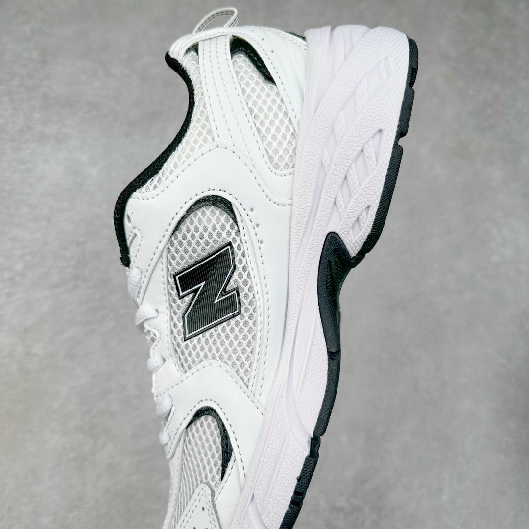 图片[7]-New Balance NB530 新百伦复古透气跑步鞋 抛弃过往以皮革为主的人气轮廓 以极具复古风范的跑鞋外观呈现 设计上全鞋以简约清爽的纯白色作基底 鞋身覆盖大面积织物网眼材质 并于鞋头、鞋带孔眼片等细节处点缀对比鲜明的反光银镀层凸显 鞋舌、侧身等位置则辅以一贯的「N」字标志和品牌徽标彰显身份 最后通过搭载的 ABZORB 缓震中底完善整体造型 尺码：36 37 37.5 38 38.5 39 40 40.5 41 42 42.5 43 44 45-选品中心