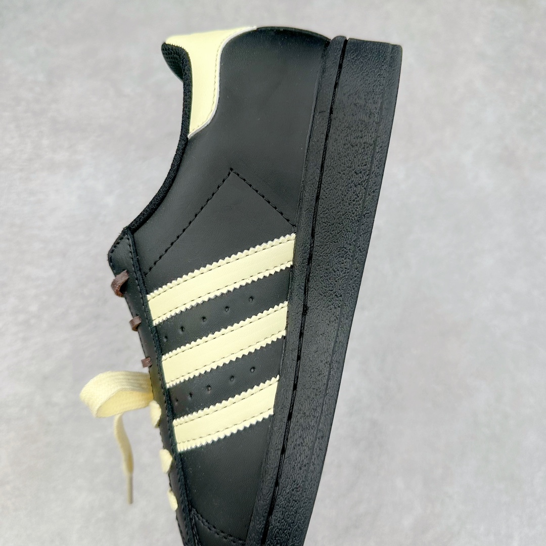 图片[7]-AD Originals Superstar 经典复古贝壳头板鞋 EG4959 诞生于1969年 是第一双将全皮面鞋 身与橡胶鞋头结合在一起的低帮篮球鞋 Superstar最开始 是作为高帮篮球鞋Pro Model的低帮版本而出现的 但因为其独特和醒目的橡胶鞋头造型而让大家熟知 被大家形象地称为\\\”shelltoe\\\”贝壳头 在70年代的美国职业篮球场上 接近3/4的NBA球员都将这双Superstar作为场上用鞋 80年代之后 经过不断的改良和发展 Superstar逐渐成为横跨时装、音乐、街头文化、休闲和运动等各大领域的时尚潮鞋 尺码：36 36.5 37 38 38.5 39 40 40.5 41 42 42.5 43 44 44.5 45-选品中心