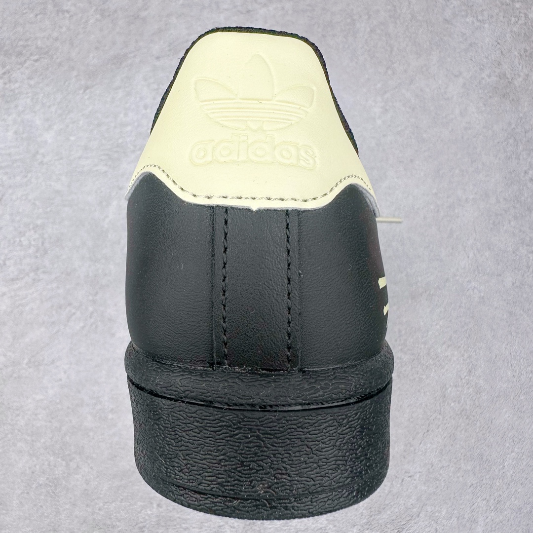 图片[8]-AD Originals Superstar 经典复古贝壳头板鞋 EG4959 诞生于1969年 是第一双将全皮面鞋 身与橡胶鞋头结合在一起的低帮篮球鞋 Superstar最开始 是作为高帮篮球鞋Pro Model的低帮版本而出现的 但因为其独特和醒目的橡胶鞋头造型而让大家熟知 被大家形象地称为\\\”shelltoe\\\”贝壳头 在70年代的美国职业篮球场上 接近3/4的NBA球员都将这双Superstar作为场上用鞋 80年代之后 经过不断的改良和发展 Superstar逐渐成为横跨时装、音乐、街头文化、休闲和运动等各大领域的时尚潮鞋 尺码：36 36.5 37 38 38.5 39 40 40.5 41 42 42.5 43 44 44.5 45-选品中心