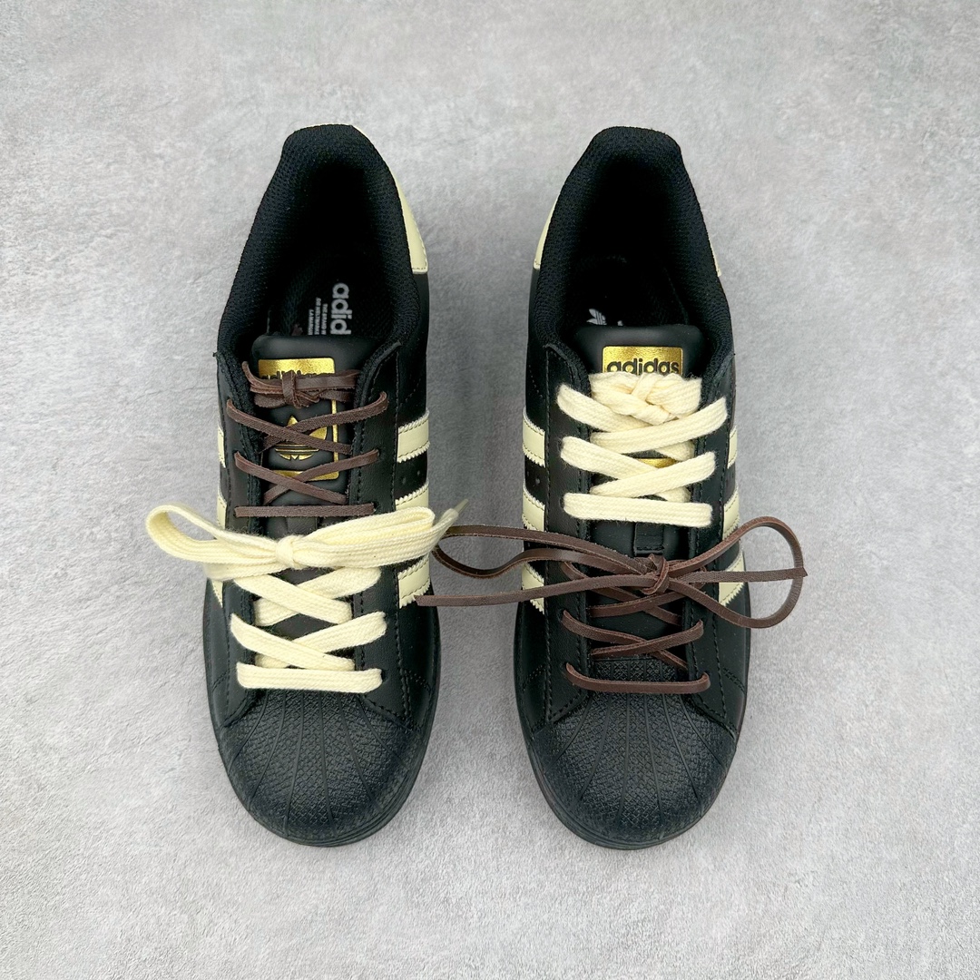 图片[2]-AD Originals Superstar 经典复古贝壳头板鞋 EG4959 诞生于1969年 是第一双将全皮面鞋 身与橡胶鞋头结合在一起的低帮篮球鞋 Superstar最开始 是作为高帮篮球鞋Pro Model的低帮版本而出现的 但因为其独特和醒目的橡胶鞋头造型而让大家熟知 被大家形象地称为\\\”shelltoe\\\”贝壳头 在70年代的美国职业篮球场上 接近3/4的NBA球员都将这双Superstar作为场上用鞋 80年代之后 经过不断的改良和发展 Superstar逐渐成为横跨时装、音乐、街头文化、休闲和运动等各大领域的时尚潮鞋 尺码：36 36.5 37 38 38.5 39 40 40.5 41 42 42.5 43 44 44.5 45-选品中心