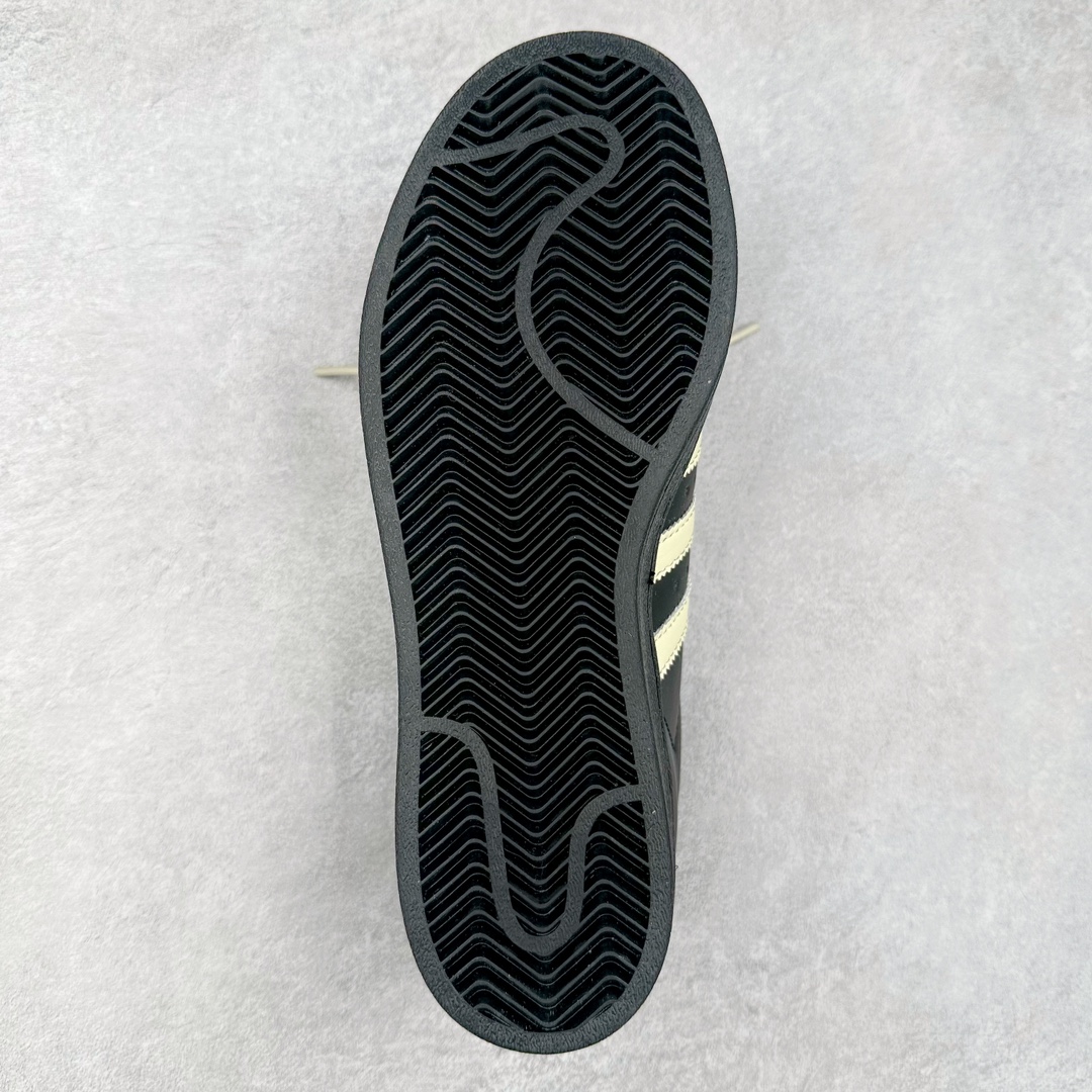 图片[9]-AD Originals Superstar 经典复古贝壳头板鞋 EG4959 诞生于1969年 是第一双将全皮面鞋 身与橡胶鞋头结合在一起的低帮篮球鞋 Superstar最开始 是作为高帮篮球鞋Pro Model的低帮版本而出现的 但因为其独特和醒目的橡胶鞋头造型而让大家熟知 被大家形象地称为\\\”shelltoe\\\”贝壳头 在70年代的美国职业篮球场上 接近3/4的NBA球员都将这双Superstar作为场上用鞋 80年代之后 经过不断的改良和发展 Superstar逐渐成为横跨时装、音乐、街头文化、休闲和运动等各大领域的时尚潮鞋 尺码：36 36.5 37 38 38.5 39 40 40.5 41 42 42.5 43 44 44.5 45-选品中心