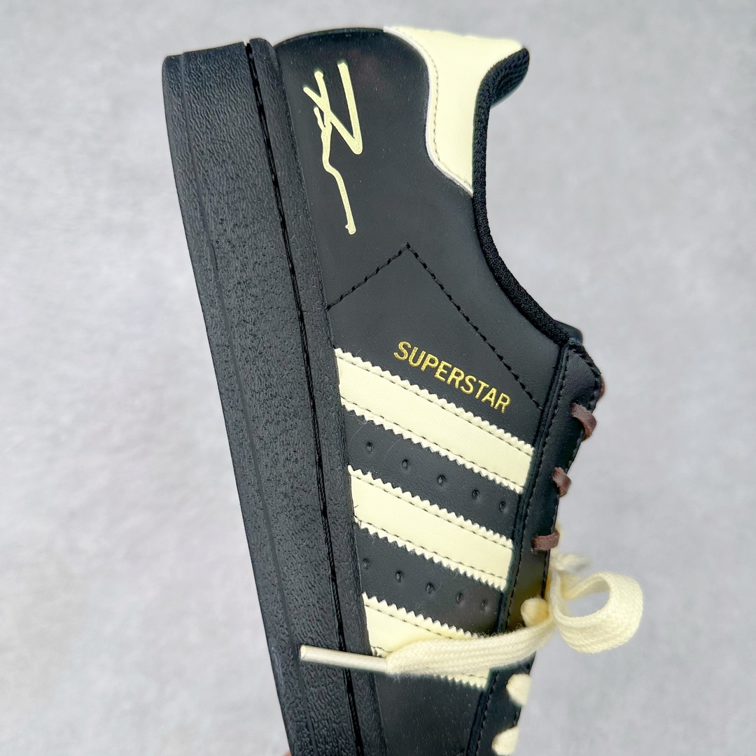 图片[6]-AD Originals Superstar 经典复古贝壳头板鞋 EG4959 诞生于1969年 是第一双将全皮面鞋 身与橡胶鞋头结合在一起的低帮篮球鞋 Superstar最开始 是作为高帮篮球鞋Pro Model的低帮版本而出现的 但因为其独特和醒目的橡胶鞋头造型而让大家熟知 被大家形象地称为\\\”shelltoe\\\”贝壳头 在70年代的美国职业篮球场上 接近3/4的NBA球员都将这双Superstar作为场上用鞋 80年代之后 经过不断的改良和发展 Superstar逐渐成为横跨时装、音乐、街头文化、休闲和运动等各大领域的时尚潮鞋 尺码：36 36.5 37 38 38.5 39 40 40.5 41 42 42.5 43 44 44.5 45-选品中心