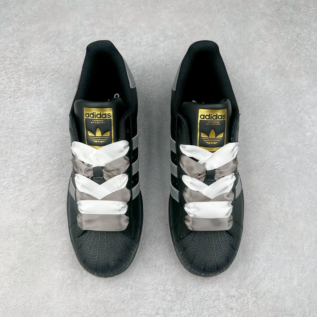 图片[2]-AD Originals Superstar 经典复古贝壳头板鞋 EG4959 诞生于1969年 是第一双将全皮面鞋 身与橡胶鞋头结合在一起的低帮篮球鞋 Superstar最开始 是作为高帮篮球鞋Pro Model的低帮版本而出现的 但因为其独特和醒目的橡胶鞋头造型而让大家熟知 被大家形象地称为\\\”shelltoe\\\”贝壳头 在70年代的美国职业篮球场上 接近3/4的NBA球员都将这双Superstar作为场上用鞋 80年代之后 经过不断的改良和发展 Superstar逐渐成为横跨时装、音乐、街头文化、休闲和运动等各大领域的时尚潮鞋 尺码：36 36.5 37 38 38.5 39 40 40.5 41 42 42.5 43 44 44.5 45-选品中心