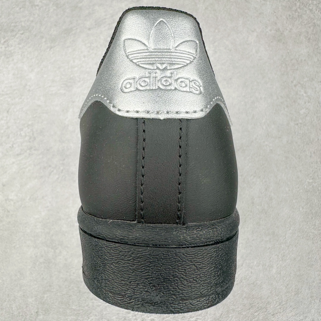 图片[8]-AD Originals Superstar 经典复古贝壳头板鞋 EG4959 诞生于1969年 是第一双将全皮面鞋 身与橡胶鞋头结合在一起的低帮篮球鞋 Superstar最开始 是作为高帮篮球鞋Pro Model的低帮版本而出现的 但因为其独特和醒目的橡胶鞋头造型而让大家熟知 被大家形象地称为\\\”shelltoe\\\”贝壳头 在70年代的美国职业篮球场上 接近3/4的NBA球员都将这双Superstar作为场上用鞋 80年代之后 经过不断的改良和发展 Superstar逐渐成为横跨时装、音乐、街头文化、休闲和运动等各大领域的时尚潮鞋 尺码：36 36.5 37 38 38.5 39 40 40.5 41 42 42.5 43 44 44.5 45-选品中心