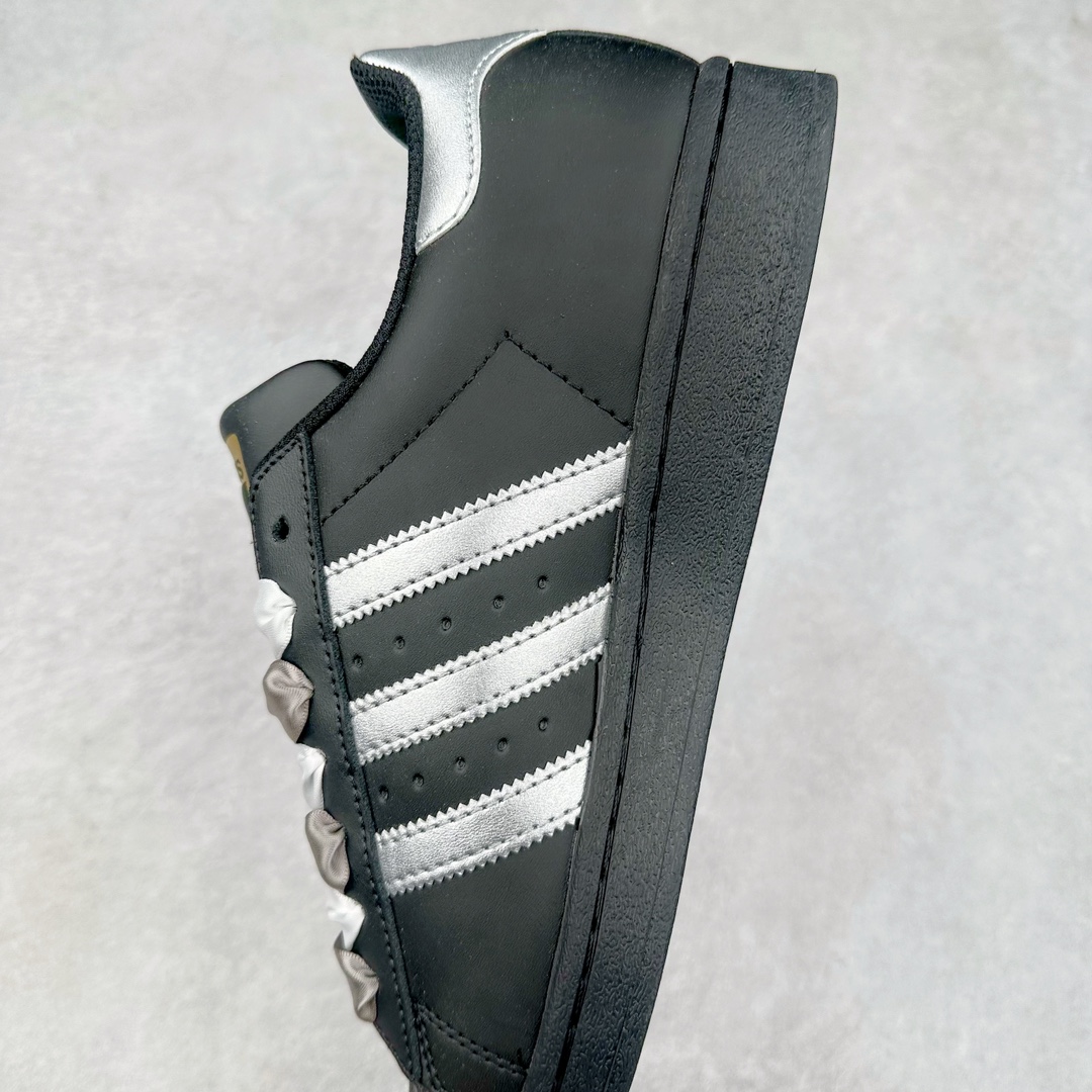 图片[7]-AD Originals Superstar 经典复古贝壳头板鞋 EG4959 诞生于1969年 是第一双将全皮面鞋 身与橡胶鞋头结合在一起的低帮篮球鞋 Superstar最开始 是作为高帮篮球鞋Pro Model的低帮版本而出现的 但因为其独特和醒目的橡胶鞋头造型而让大家熟知 被大家形象地称为\\\”shelltoe\\\”贝壳头 在70年代的美国职业篮球场上 接近3/4的NBA球员都将这双Superstar作为场上用鞋 80年代之后 经过不断的改良和发展 Superstar逐渐成为横跨时装、音乐、街头文化、休闲和运动等各大领域的时尚潮鞋 尺码：36 36.5 37 38 38.5 39 40 40.5 41 42 42.5 43 44 44.5 45-选品中心