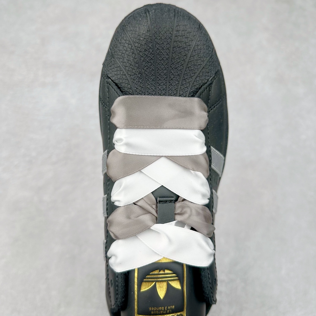 图片[4]-AD Originals Superstar 经典复古贝壳头板鞋 EG4959 诞生于1969年 是第一双将全皮面鞋 身与橡胶鞋头结合在一起的低帮篮球鞋 Superstar最开始 是作为高帮篮球鞋Pro Model的低帮版本而出现的 但因为其独特和醒目的橡胶鞋头造型而让大家熟知 被大家形象地称为\\\”shelltoe\\\”贝壳头 在70年代的美国职业篮球场上 接近3/4的NBA球员都将这双Superstar作为场上用鞋 80年代之后 经过不断的改良和发展 Superstar逐渐成为横跨时装、音乐、街头文化、休闲和运动等各大领域的时尚潮鞋 尺码：36 36.5 37 38 38.5 39 40 40.5 41 42 42.5 43 44 44.5 45-选品中心