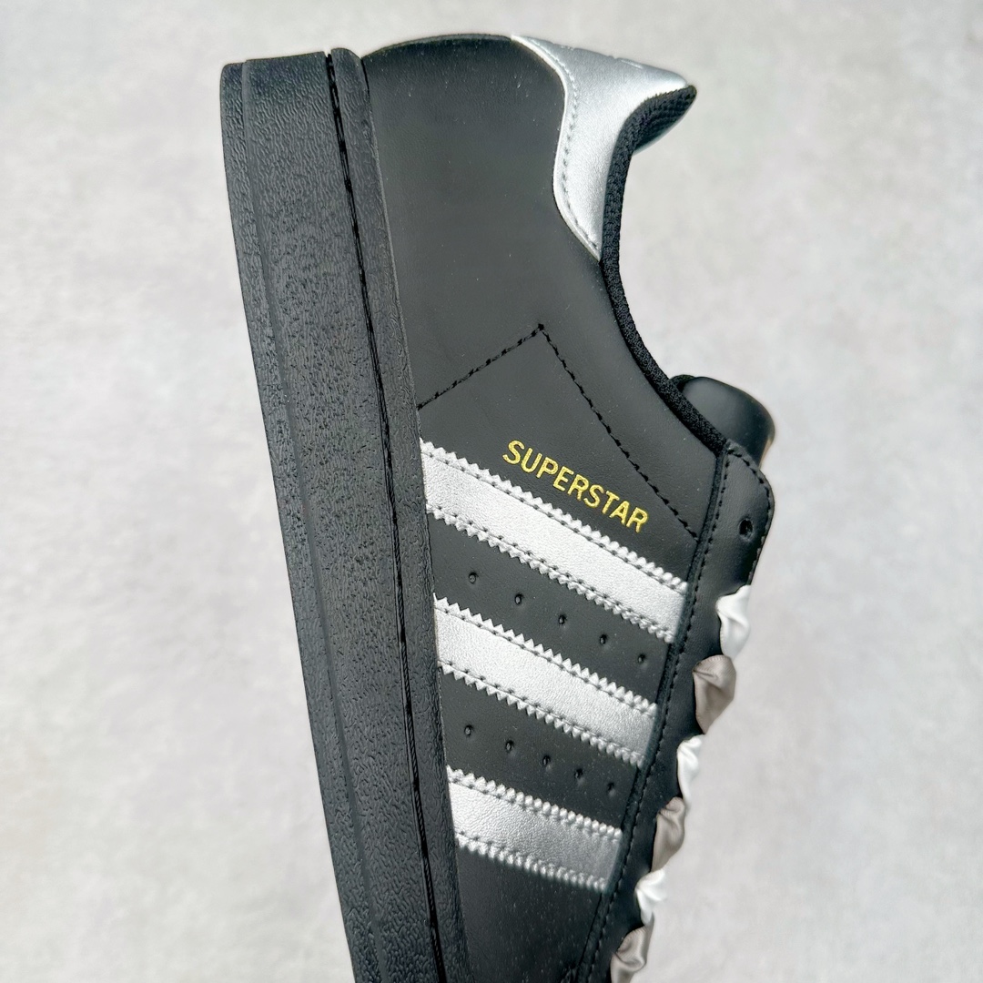 图片[6]-AD Originals Superstar 经典复古贝壳头板鞋 EG4959 诞生于1969年 是第一双将全皮面鞋 身与橡胶鞋头结合在一起的低帮篮球鞋 Superstar最开始 是作为高帮篮球鞋Pro Model的低帮版本而出现的 但因为其独特和醒目的橡胶鞋头造型而让大家熟知 被大家形象地称为\\\”shelltoe\\\”贝壳头 在70年代的美国职业篮球场上 接近3/4的NBA球员都将这双Superstar作为场上用鞋 80年代之后 经过不断的改良和发展 Superstar逐渐成为横跨时装、音乐、街头文化、休闲和运动等各大领域的时尚潮鞋 尺码：36 36.5 37 38 38.5 39 40 40.5 41 42 42.5 43 44 44.5 45-选品中心