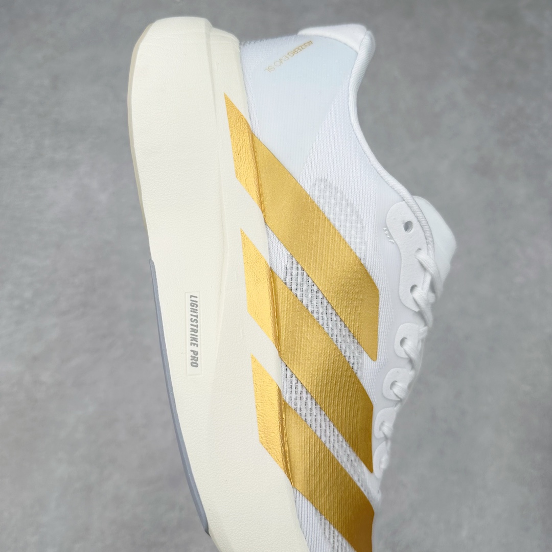 图片[6]-AD Adizero Eva SL M 零度进化版系列低帮轻便透气竞速休闲运动慢跑鞋 JP6002 相信大家对去年 adidas 横空出世的「顶级超跑」adiZero Adios Pro EVO 1 记忆犹新！不仅登顶阿迪史上最轻跑鞋宝座，更在接下来的全球马拉松赛事中，持续书写着惊人成绩，被网友戏称新一代「阿迪神鞋」全网刷屏！极简设计语言与强烈速度感和存在感的鞋侧三线，让人过目不忘，特别种草！其中定位于中长跑训练的 adidas Adizero Evo SL，整体外观造型与 adiZero Adios Pro EVO 1 非常相似。中底配置方面搭载全掌 Lightstrike Pro，鞋面采用透气网面示人，契合日常训练鞋的定位，更加耐用。外底给到了马牌橡胶，及类似上代竞速旗舰 adidas Adizero Adios Pro 3 区域分布。整体看下来无论是外观的鲜明辨识度，还是配置的扎实程度都很顶。尺码：36 36⅔ 37⅓ 38 38⅔ 39⅓ 40 40⅔ 41⅓ 42 42⅔ 43⅓ 44 45-选品中心