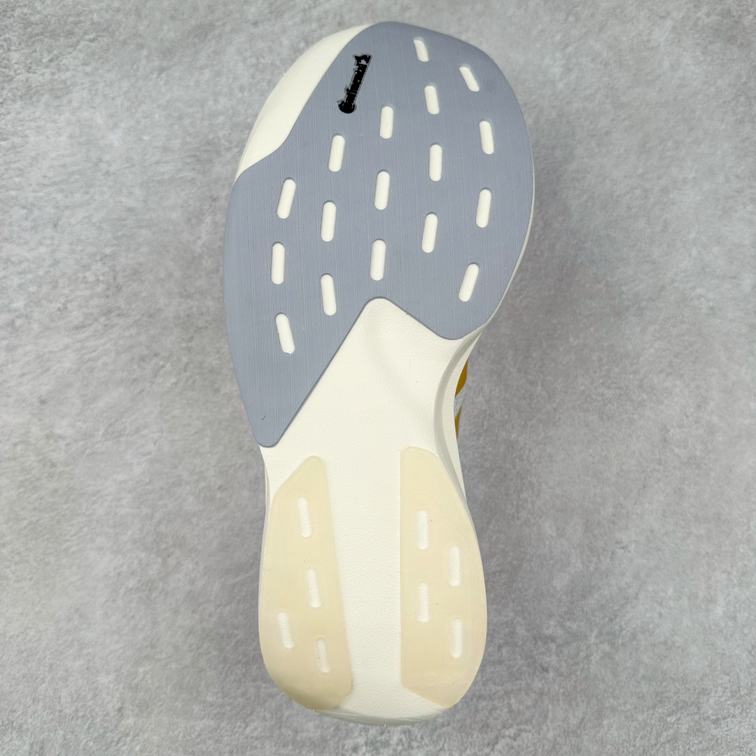 图片[9]-AD Adizero Eva SL M 零度进化版系列低帮轻便透气竞速休闲运动慢跑鞋 JP6002 相信大家对去年 adidas 横空出世的「顶级超跑」adiZero Adios Pro EVO 1 记忆犹新！不仅登顶阿迪史上最轻跑鞋宝座，更在接下来的全球马拉松赛事中，持续书写着惊人成绩，被网友戏称新一代「阿迪神鞋」全网刷屏！极简设计语言与强烈速度感和存在感的鞋侧三线，让人过目不忘，特别种草！其中定位于中长跑训练的 adidas Adizero Evo SL，整体外观造型与 adiZero Adios Pro EVO 1 非常相似。中底配置方面搭载全掌 Lightstrike Pro，鞋面采用透气网面示人，契合日常训练鞋的定位，更加耐用。外底给到了马牌橡胶，及类似上代竞速旗舰 adidas Adizero Adios Pro 3 区域分布。整体看下来无论是外观的鲜明辨识度，还是配置的扎实程度都很顶。尺码：36 36⅔ 37⅓ 38 38⅔ 39⅓ 40 40⅔ 41⅓ 42 42⅔ 43⅓ 44 45-选品中心