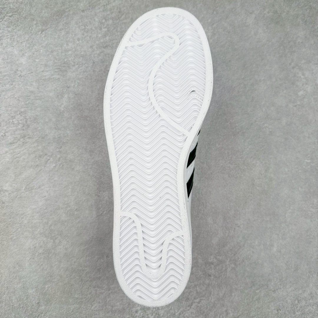 图片[9]-＃H11纯原福利 AD Originals Superstar 经典复古贝壳头板鞋 IH3116 诞生于1969年 是第一双将全皮面鞋 身与橡胶鞋头结合在一起的低帮篮球鞋 Superstar最开始 是作为高帮篮球鞋Pro Model的低帮版本而出现的 但因为其独特和醒目的橡胶鞋头造型而让大家熟知 被大家形象地称为\\\”shelltoe\\\”贝壳头 在70年代的美国职业篮球场上 接近3/4的NBA球员都将这双Superstar作为场上用鞋 80年代之后 经过不断的改良和发展 Superstar逐渐成为横跨时装、音乐、街头文化、休闲和运动等各大领域的时尚潮鞋 尺码：35.5 36 36.5 37 38 38.5 39 40 40.5 41 42 42.5 43 44 44.5 45-选品中心