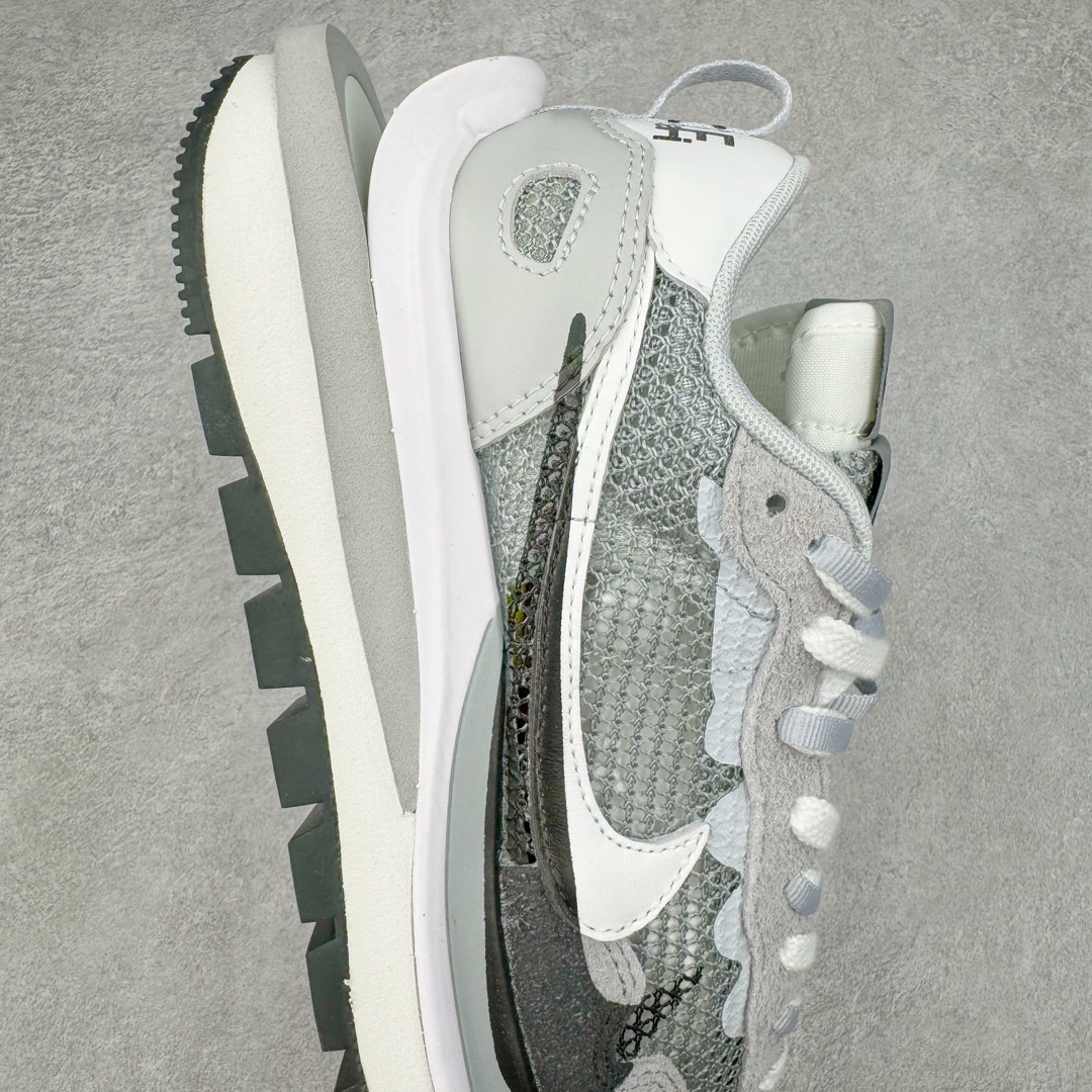 图片[6]-＃XP纯原 Sacai x NK VaporWaffle 联名款华夫3.0潮流休闲增高运动鞋 灰白配色 CV1363-105 海外高端零售专属订单 只服务市场百分之五高端客户 全套原楦原纸版原鞋开模 全网最具灵魂的版型 皮料卡色质感均保持原鞋一致 原装油墨Logo手工描漆 原装大底米色部分外尖内方 大底开口上翘弧度 后跟开口弧度高度原鞋一致 全鞋电脑针车 原厂鞋舌织唛标 原盒原配 中文合格证质保卡 客订外包保护盒‼️尺码：35.5 36 36.5 37.5 38 38.5 39 40 40.5 41 42 42.5 43 44 44.5 45 46 47.5-选品中心