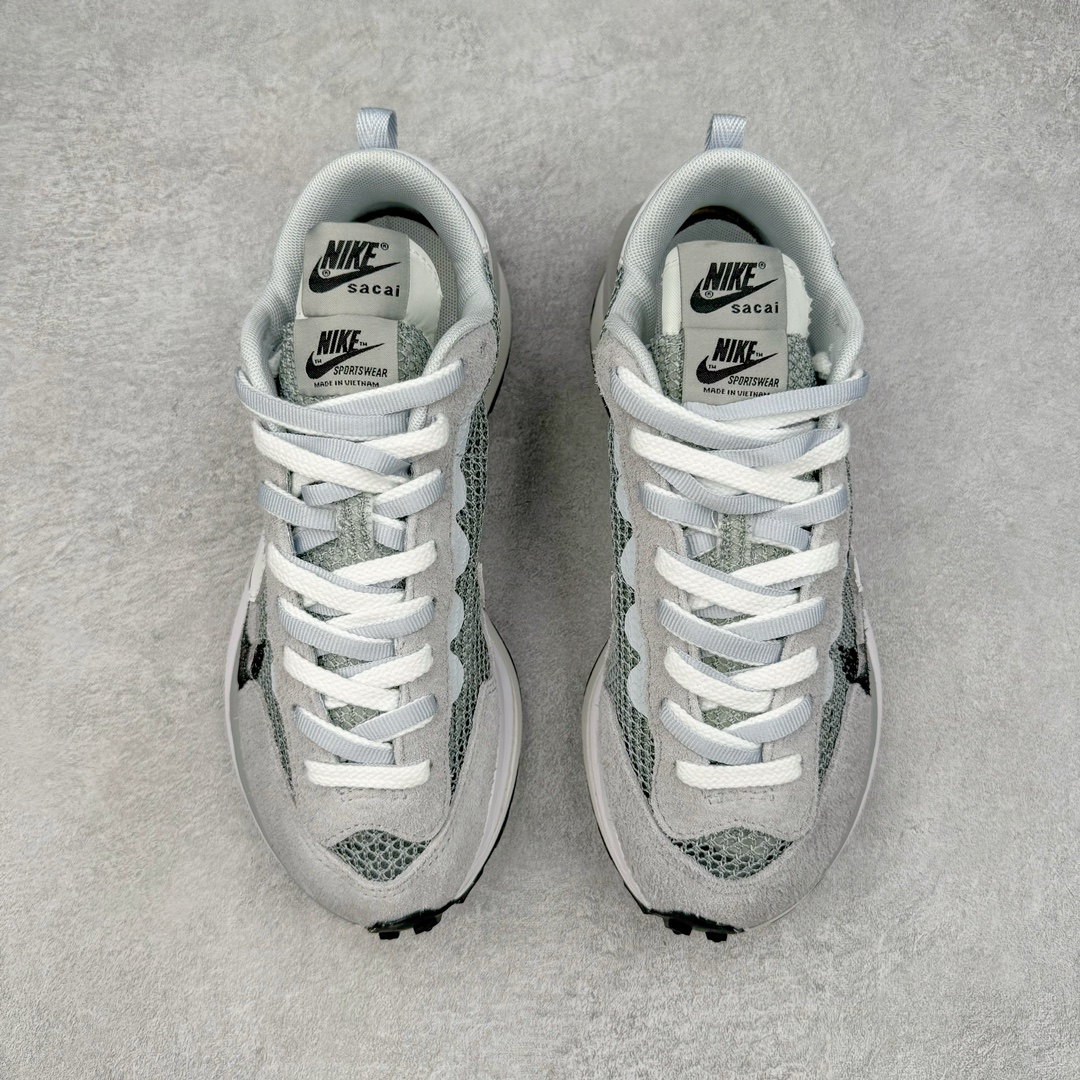 图片[2]-＃XP纯原 Sacai x NK VaporWaffle 联名款华夫3.0潮流休闲增高运动鞋 灰白配色 CV1363-105 海外高端零售专属订单 只服务市场百分之五高端客户 全套原楦原纸版原鞋开模 全网最具灵魂的版型 皮料卡色质感均保持原鞋一致 原装油墨Logo手工描漆 原装大底米色部分外尖内方 大底开口上翘弧度 后跟开口弧度高度原鞋一致 全鞋电脑针车 原厂鞋舌织唛标 原盒原配 中文合格证质保卡 客订外包保护盒‼️尺码：35.5 36 36.5 37.5 38 38.5 39 40 40.5 41 42 42.5 43 44 44.5 45 46 47.5-选品中心
