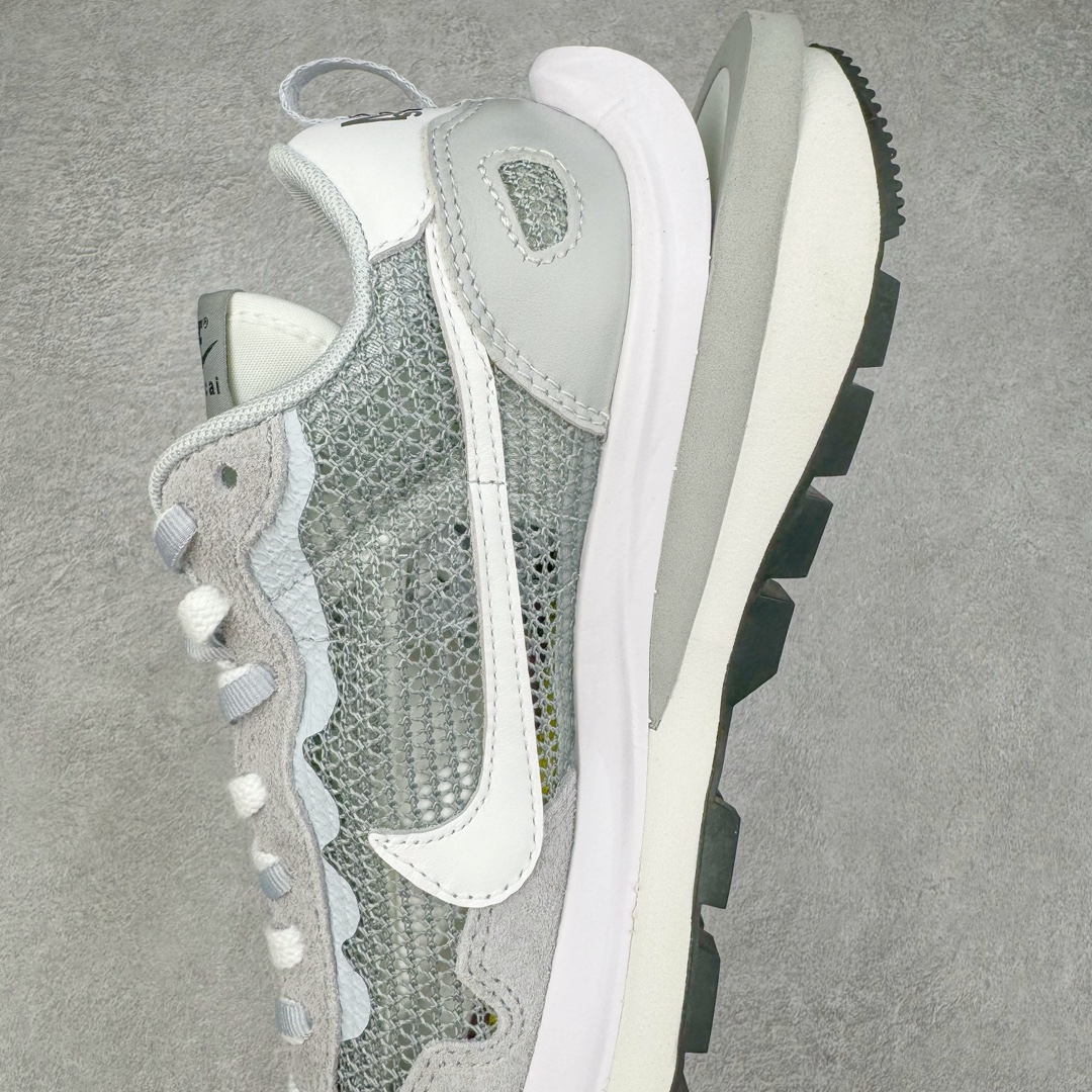图片[7]-＃XP纯原 Sacai x NK VaporWaffle 联名款华夫3.0潮流休闲增高运动鞋 灰白配色 CV1363-105 海外高端零售专属订单 只服务市场百分之五高端客户 全套原楦原纸版原鞋开模 全网最具灵魂的版型 皮料卡色质感均保持原鞋一致 原装油墨Logo手工描漆 原装大底米色部分外尖内方 大底开口上翘弧度 后跟开口弧度高度原鞋一致 全鞋电脑针车 原厂鞋舌织唛标 原盒原配 中文合格证质保卡 客订外包保护盒‼️尺码：35.5 36 36.5 37.5 38 38.5 39 40 40.5 41 42 42.5 43 44 44.5 45 46 47.5-选品中心
