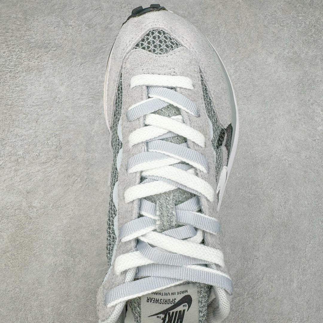 图片[4]-＃XP纯原 Sacai x NK VaporWaffle 联名款华夫3.0潮流休闲增高运动鞋 灰白配色 CV1363-105 海外高端零售专属订单 只服务市场百分之五高端客户 全套原楦原纸版原鞋开模 全网最具灵魂的版型 皮料卡色质感均保持原鞋一致 原装油墨Logo手工描漆 原装大底米色部分外尖内方 大底开口上翘弧度 后跟开口弧度高度原鞋一致 全鞋电脑针车 原厂鞋舌织唛标 原盒原配 中文合格证质保卡 客订外包保护盒‼️尺码：35.5 36 36.5 37.5 38 38.5 39 40 40.5 41 42 42.5 43 44 44.5 45 46 47.5-选品中心