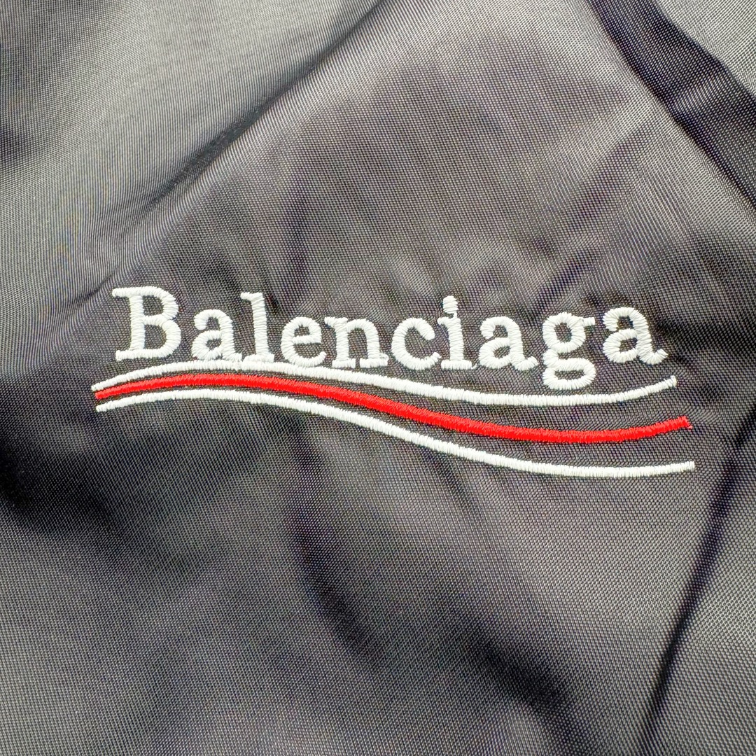 图片[9]-Balenciaga FW23 巴黎世家可乐字母Logo印花单排扣宽松版型飞行棉夹克 原23000购入 面料表用采用锦纶100%尼龙面料 内里增加夹棉进行复合薄棉300克 让整件衣服更加有维度 可乐前幅图案采用苞芯立体刺绣工艺 后幅为田岛机万针刺绣 开模刻字开合按扣 手臂褶皱堆叠效果 罗纹采用两种不同工艺进行双层编织 OS宽松廓形 上身有型质感好 凹造型必备单品 尺码：S M L-选品中心