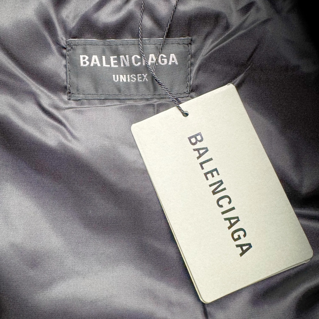 图片[10]-Balenciaga FW23 巴黎世家可乐字母Logo印花单排扣宽松版型飞行棉夹克 原23000购入 面料表用采用锦纶100%尼龙面料 内里增加夹棉进行复合薄棉300克 让整件衣服更加有维度 可乐前幅图案采用苞芯立体刺绣工艺 后幅为田岛机万针刺绣 开模刻字开合按扣 手臂褶皱堆叠效果 罗纹采用两种不同工艺进行双层编织 OS宽松廓形 上身有型质感好 凹造型必备单品 尺码：S M L-选品中心