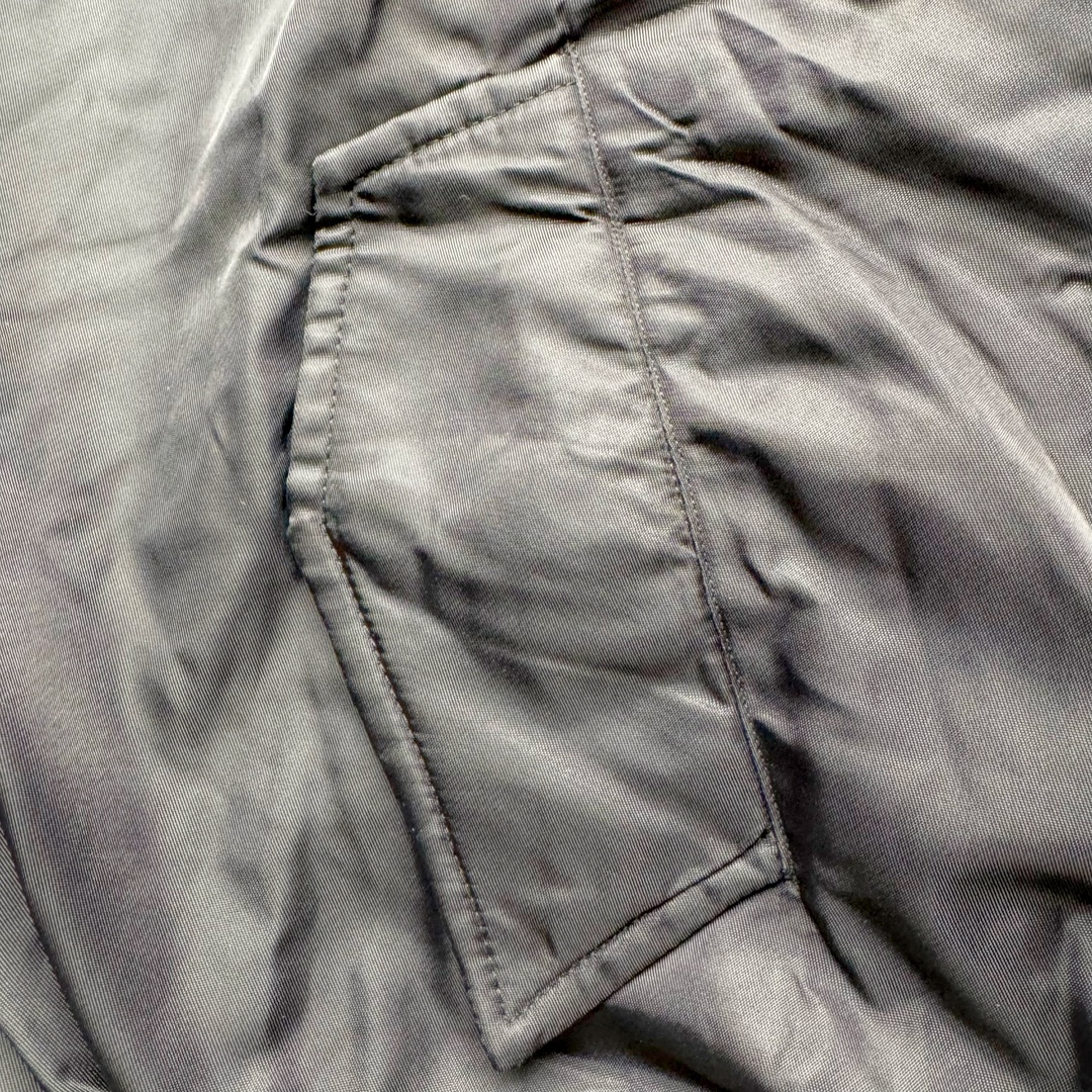 图片[7]-Balenciaga FW23 巴黎世家可乐字母Logo印花单排扣宽松版型飞行棉夹克 原23000购入 面料表用采用锦纶100%尼龙面料 内里增加夹棉进行复合薄棉300克 让整件衣服更加有维度 可乐前幅图案采用苞芯立体刺绣工艺 后幅为田岛机万针刺绣 开模刻字开合按扣 手臂褶皱堆叠效果 罗纹采用两种不同工艺进行双层编织 OS宽松廓形 上身有型质感好 凹造型必备单品 尺码：S M L-选品中心