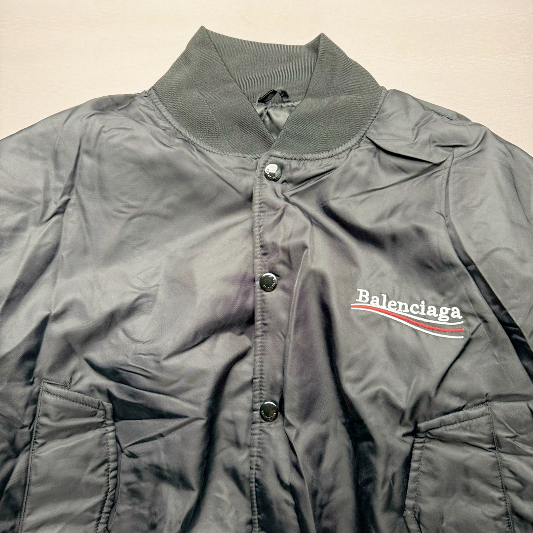 图片[3]-Balenciaga FW23 巴黎世家可乐字母Logo印花单排扣宽松版型飞行棉夹克 原23000购入 面料表用采用锦纶100%尼龙面料 内里增加夹棉进行复合薄棉300克 让整件衣服更加有维度 可乐前幅图案采用苞芯立体刺绣工艺 后幅为田岛机万针刺绣 开模刻字开合按扣 手臂褶皱堆叠效果 罗纹采用两种不同工艺进行双层编织 OS宽松廓形 上身有型质感好 凹造型必备单品 尺码：S M L-选品中心