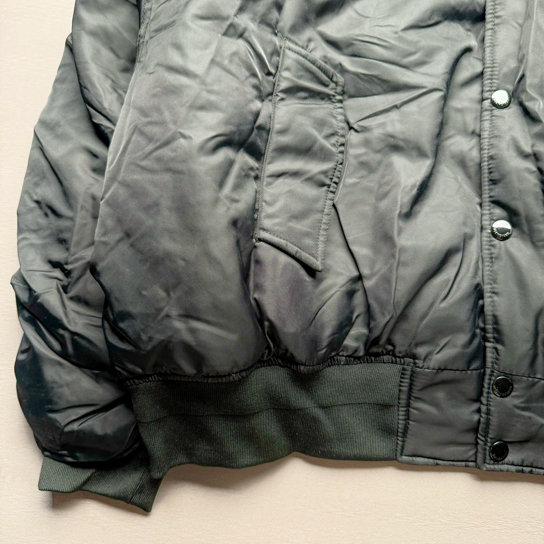 图片[5]-Balenciaga FW23 巴黎世家可乐字母Logo印花单排扣宽松版型飞行棉夹克 原23000购入 面料表用采用锦纶100%尼龙面料 内里增加夹棉进行复合薄棉300克 让整件衣服更加有维度 可乐前幅图案采用苞芯立体刺绣工艺 后幅为田岛机万针刺绣 开模刻字开合按扣 手臂褶皱堆叠效果 罗纹采用两种不同工艺进行双层编织 OS宽松廓形 上身有型质感好 凹造型必备单品 尺码：S M L-选品中心