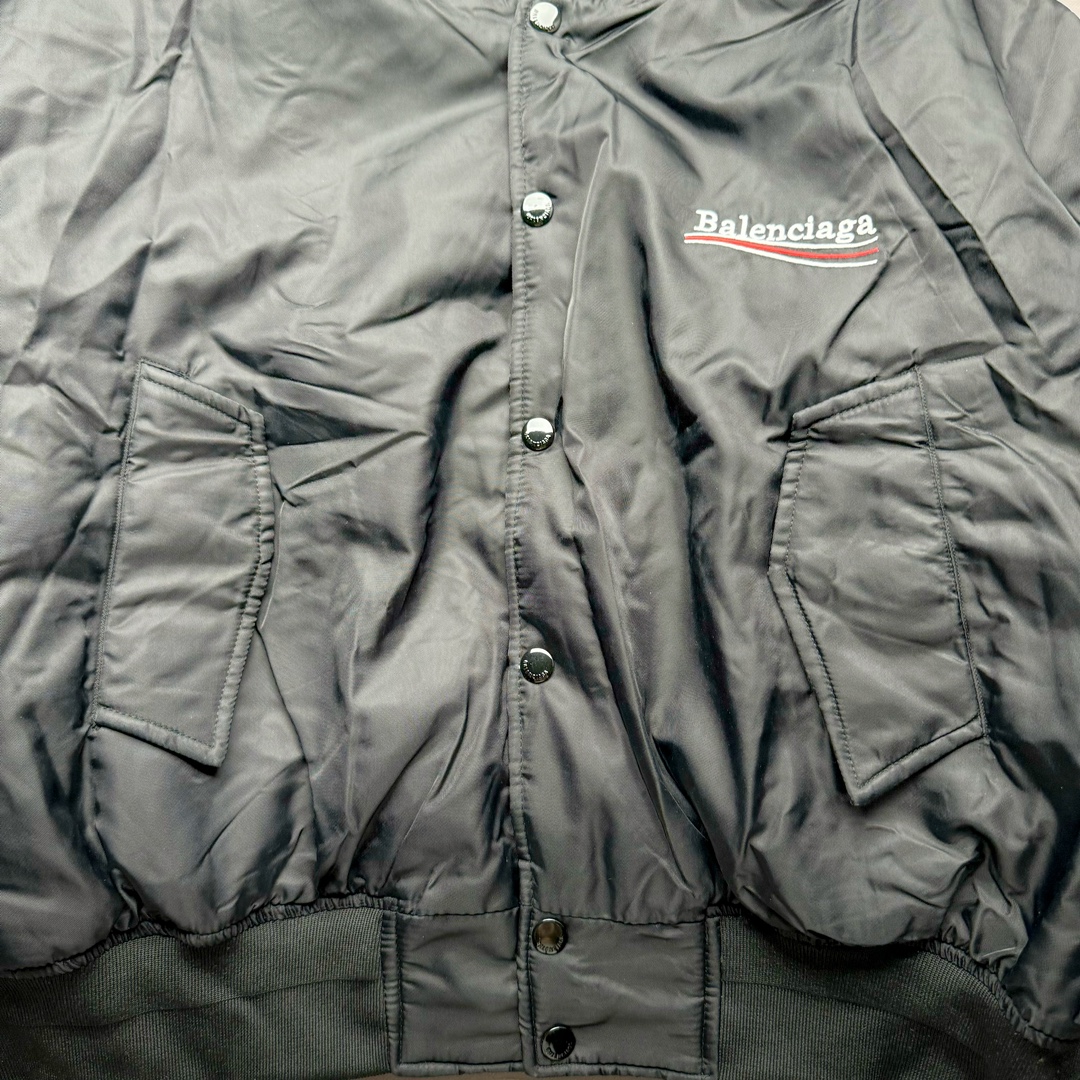 图片[4]-Balenciaga FW23 巴黎世家可乐字母Logo印花单排扣宽松版型飞行棉夹克 原23000购入 面料表用采用锦纶100%尼龙面料 内里增加夹棉进行复合薄棉300克 让整件衣服更加有维度 可乐前幅图案采用苞芯立体刺绣工艺 后幅为田岛机万针刺绣 开模刻字开合按扣 手臂褶皱堆叠效果 罗纹采用两种不同工艺进行双层编织 OS宽松廓形 上身有型质感好 凹造型必备单品 尺码：S M L-选品中心