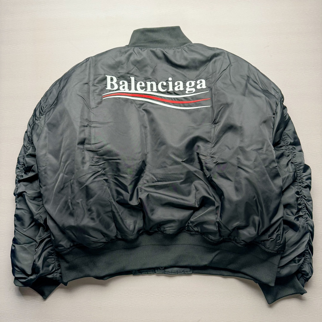 图片[2]-Balenciaga FW23 巴黎世家可乐字母Logo印花单排扣宽松版型飞行棉夹克 原23000购入 面料表用采用锦纶100%尼龙面料 内里增加夹棉进行复合薄棉300克 让整件衣服更加有维度 可乐前幅图案采用苞芯立体刺绣工艺 后幅为田岛机万针刺绣 开模刻字开合按扣 手臂褶皱堆叠效果 罗纹采用两种不同工艺进行双层编织 OS宽松廓形 上身有型质感好 凹造型必备单品 尺码：S M L-选品中心