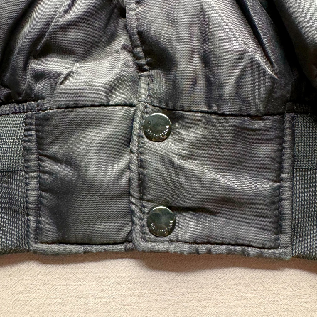 图片[8]-Balenciaga FW23 巴黎世家可乐字母Logo印花单排扣宽松版型飞行棉夹克 原23000购入 面料表用采用锦纶100%尼龙面料 内里增加夹棉进行复合薄棉300克 让整件衣服更加有维度 可乐前幅图案采用苞芯立体刺绣工艺 后幅为田岛机万针刺绣 开模刻字开合按扣 手臂褶皱堆叠效果 罗纹采用两种不同工艺进行双层编织 OS宽松廓形 上身有型质感好 凹造型必备单品 尺码：S M L-选品中心