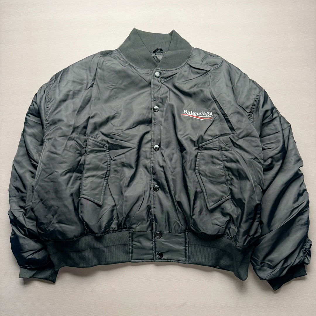 Balenciaga FW23 巴黎世家可乐字母Logo印花单排扣宽松版型飞行棉夹克 原23000购入 面料表用采用锦纶100%尼龙面料 内里增加夹棉进行复合薄棉300克 让整件衣服更加有维度 可乐前幅图案采用苞芯立体刺绣工艺 后幅为田岛机万针刺绣 开模刻字开合按扣 手臂褶皱堆叠效果 罗纹采用两种不同工艺进行双层编织 OS宽松廓形 上身有型质感好 凹造型必备单品 尺码:S M L-选品中心