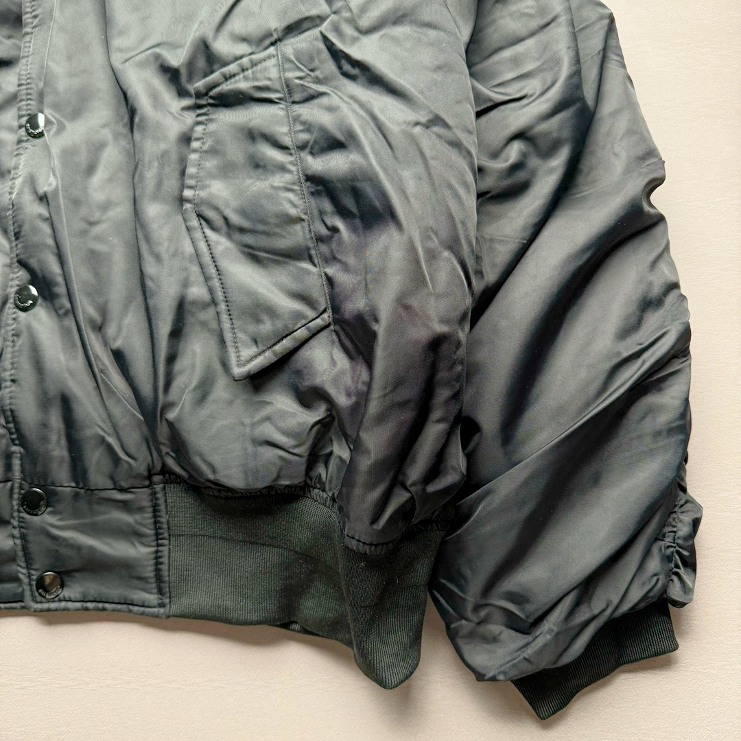 图片[6]-Balenciaga FW23 巴黎世家可乐字母Logo印花单排扣宽松版型飞行棉夹克 原23000购入 面料表用采用锦纶100%尼龙面料 内里增加夹棉进行复合薄棉300克 让整件衣服更加有维度 可乐前幅图案采用苞芯立体刺绣工艺 后幅为田岛机万针刺绣 开模刻字开合按扣 手臂褶皱堆叠效果 罗纹采用两种不同工艺进行双层编织 OS宽松廓形 上身有型质感好 凹造型必备单品 尺码：S M L-选品中心