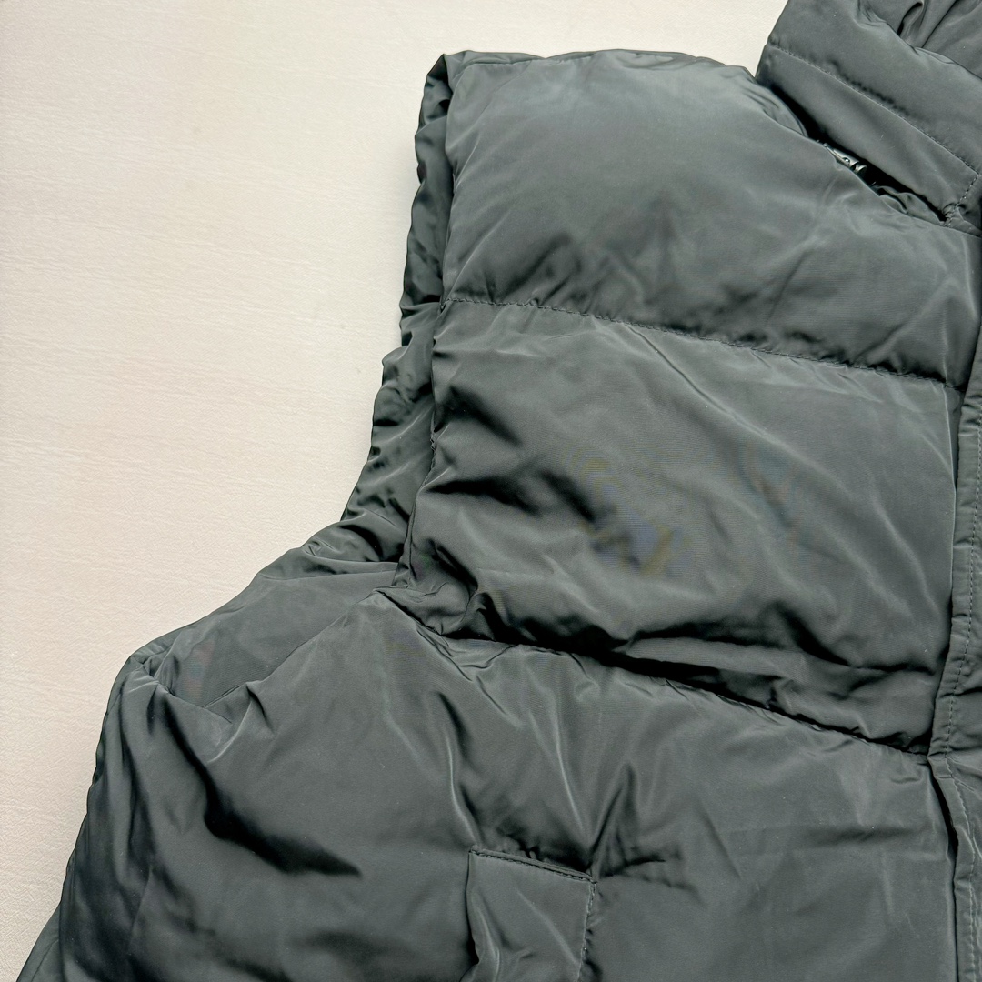 图片[6]-Balenciaga FW23 巴黎世家可乐Logo印花立领马甲常规版型 原版第一时间2.2w购入开发工艺说明 前短后长设计 胸前经典可乐印花logo 特殊剪裁后背呈龟壳型 内里搭配内袋设计 走线平直 正面人工定位裁剪按扣前袋 做旧五金纽扣 logo刻纹清晰 面料纹路与质感都完美还原 隐藏式拉链按扣前襟 下摆搭配双孔松紧扣 整体多工艺结合 做工精细 每一处细节都严格遵循原版 背后可乐海浪logo先胚布做成成衣 采用高功率冷融印花 再后整熨烫 肩袖缝合处走线密实 面料订织订染 面布采用防水涂层科技工艺 表面布防水不易污 胆布采用保暖科技面料 高领设计 隐藏式按扣 可折叠抽绳兜帽 整体采用3D立体剪裁 还原砖柜品质 尺码：42 44 46-选品中心