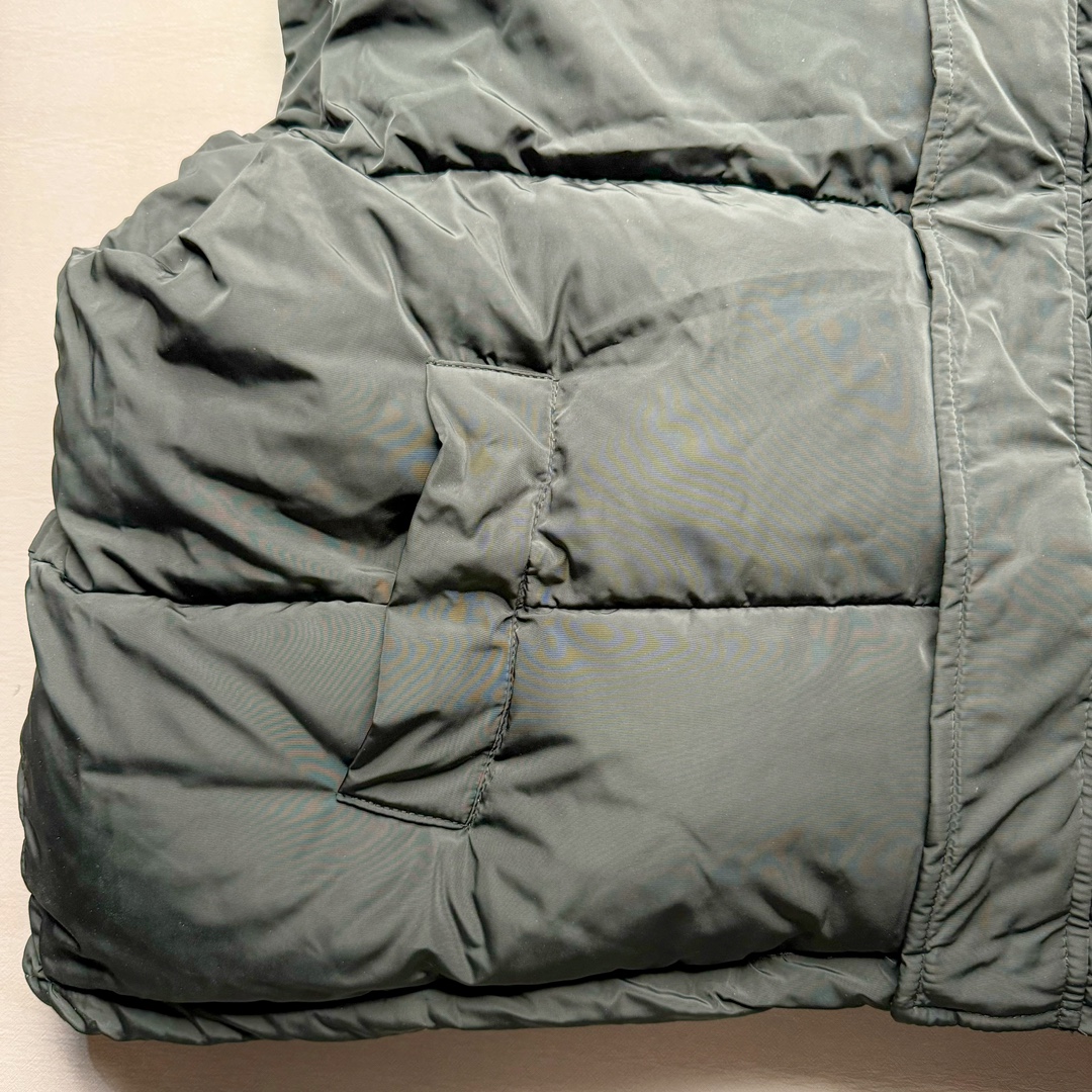 图片[8]-Balenciaga FW23 巴黎世家可乐Logo印花立领马甲常规版型 原版第一时间2.2w购入开发工艺说明 前短后长设计 胸前经典可乐印花logo 特殊剪裁后背呈龟壳型 内里搭配内袋设计 走线平直 正面人工定位裁剪按扣前袋 做旧五金纽扣 logo刻纹清晰 面料纹路与质感都完美还原 隐藏式拉链按扣前襟 下摆搭配双孔松紧扣 整体多工艺结合 做工精细 每一处细节都严格遵循原版 背后可乐海浪logo先胚布做成成衣 采用高功率冷融印花 再后整熨烫 肩袖缝合处走线密实 面料订织订染 面布采用防水涂层科技工艺 表面布防水不易污 胆布采用保暖科技面料 高领设计 隐藏式按扣 可折叠抽绳兜帽 整体采用3D立体剪裁 还原砖柜品质 尺码：42 44 46-选品中心