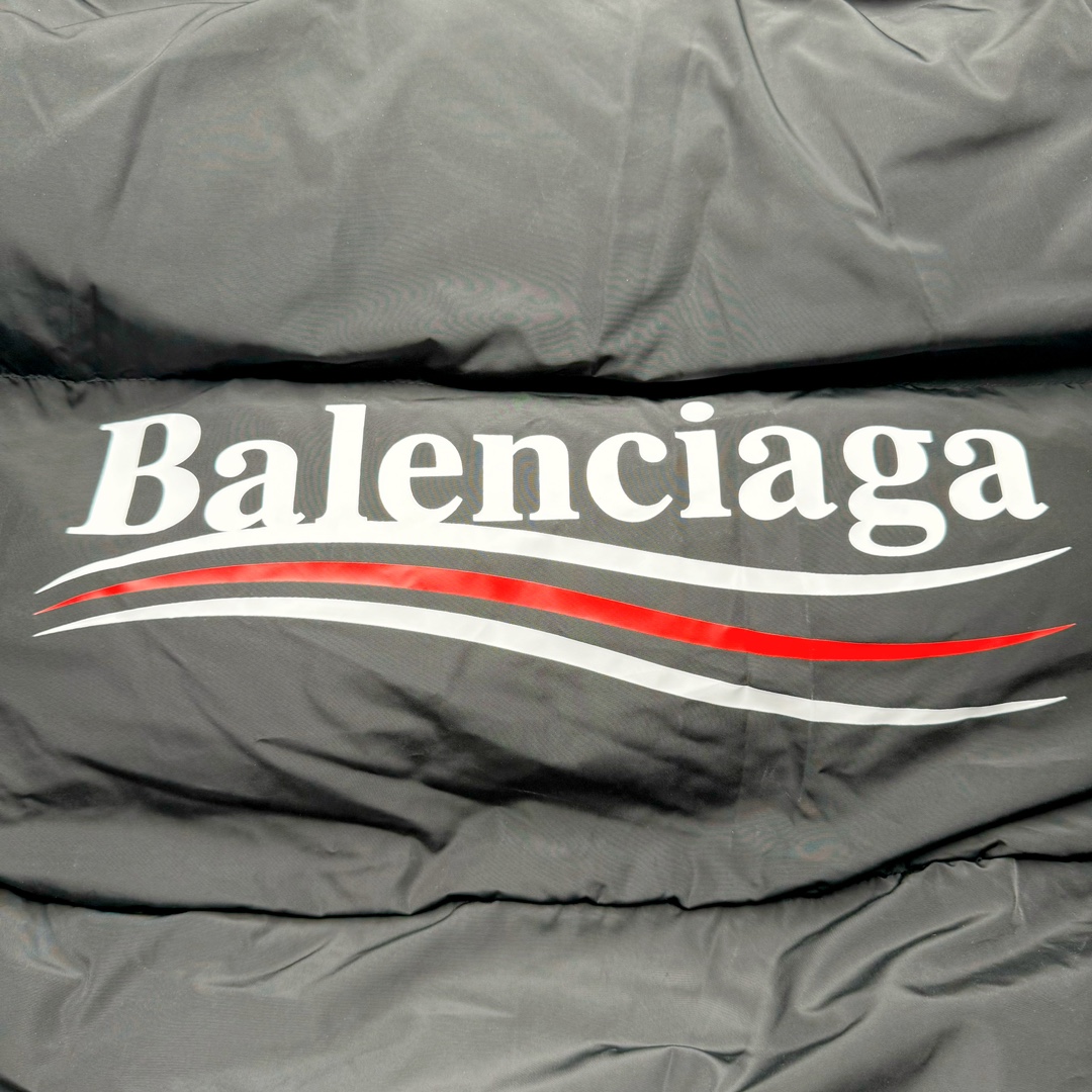 图片[9]-Balenciaga FW23 巴黎世家可乐Logo印花立领马甲常规版型 原版第一时间2.2w购入开发工艺说明 前短后长设计 胸前经典可乐印花logo 特殊剪裁后背呈龟壳型 内里搭配内袋设计 走线平直 正面人工定位裁剪按扣前袋 做旧五金纽扣 logo刻纹清晰 面料纹路与质感都完美还原 隐藏式拉链按扣前襟 下摆搭配双孔松紧扣 整体多工艺结合 做工精细 每一处细节都严格遵循原版 背后可乐海浪logo先胚布做成成衣 采用高功率冷融印花 再后整熨烫 肩袖缝合处走线密实 面料订织订染 面布采用防水涂层科技工艺 表面布防水不易污 胆布采用保暖科技面料 高领设计 隐藏式按扣 可折叠抽绳兜帽 整体采用3D立体剪裁 还原砖柜品质 尺码：42 44 46-选品中心