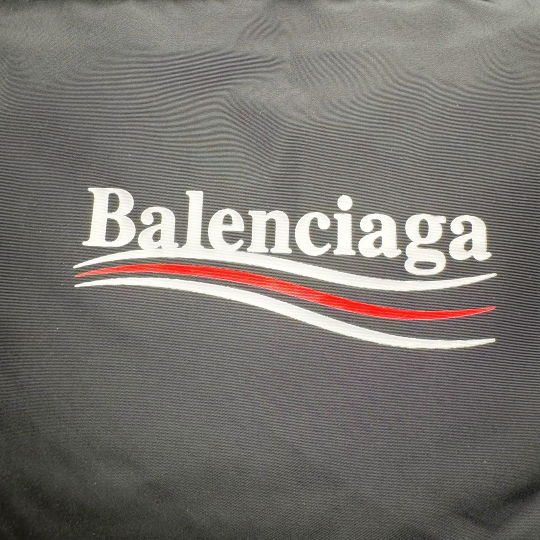 图片[3]-Balenciaga FW23 巴黎世家可乐Logo印花立领马甲常规版型 原版第一时间2.2w购入开发工艺说明 前短后长设计 胸前经典可乐印花logo 特殊剪裁后背呈龟壳型 内里搭配内袋设计 走线平直 正面人工定位裁剪按扣前袋 做旧五金纽扣 logo刻纹清晰 面料纹路与质感都完美还原 隐藏式拉链按扣前襟 下摆搭配双孔松紧扣 整体多工艺结合 做工精细 每一处细节都严格遵循原版 背后可乐海浪logo先胚布做成成衣 采用高功率冷融印花 再后整熨烫 肩袖缝合处走线密实 面料订织订染 面布采用防水涂层科技工艺 表面布防水不易污 胆布采用保暖科技面料 高领设计 隐藏式按扣 可折叠抽绳兜帽 整体采用3D立体剪裁 还原砖柜品质 尺码：42 44 46-选品中心