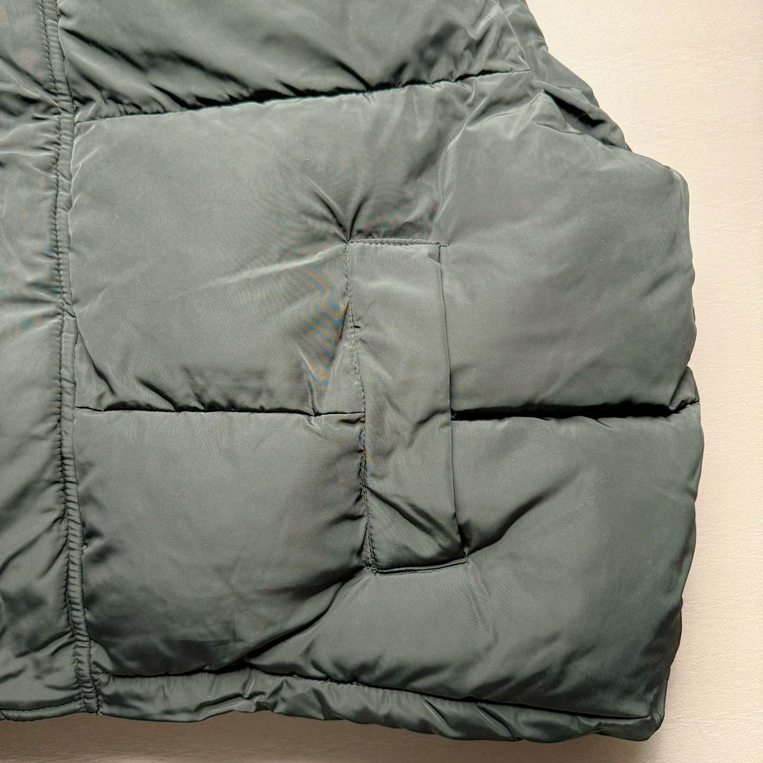 图片[7]-Balenciaga FW23 巴黎世家可乐Logo印花立领马甲常规版型 原版第一时间2.2w购入开发工艺说明 前短后长设计 胸前经典可乐印花logo 特殊剪裁后背呈龟壳型 内里搭配内袋设计 走线平直 正面人工定位裁剪按扣前袋 做旧五金纽扣 logo刻纹清晰 面料纹路与质感都完美还原 隐藏式拉链按扣前襟 下摆搭配双孔松紧扣 整体多工艺结合 做工精细 每一处细节都严格遵循原版 背后可乐海浪logo先胚布做成成衣 采用高功率冷融印花 再后整熨烫 肩袖缝合处走线密实 面料订织订染 面布采用防水涂层科技工艺 表面布防水不易污 胆布采用保暖科技面料 高领设计 隐藏式按扣 可折叠抽绳兜帽 整体采用3D立体剪裁 还原砖柜品质 尺码：42 44 46-选品中心