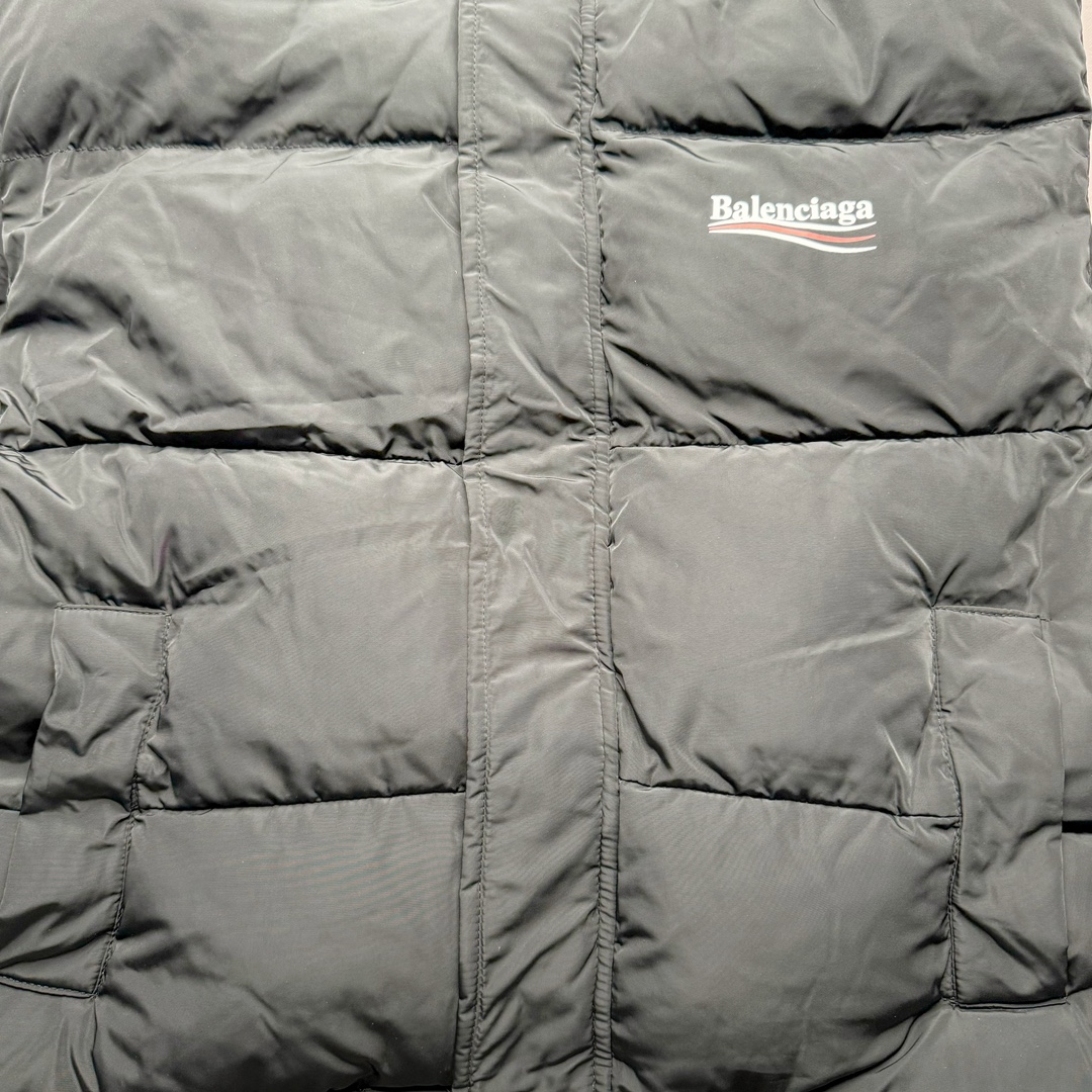 图片[5]-Balenciaga FW23 巴黎世家可乐Logo印花立领马甲常规版型 原版第一时间2.2w购入开发工艺说明 前短后长设计 胸前经典可乐印花logo 特殊剪裁后背呈龟壳型 内里搭配内袋设计 走线平直 正面人工定位裁剪按扣前袋 做旧五金纽扣 logo刻纹清晰 面料纹路与质感都完美还原 隐藏式拉链按扣前襟 下摆搭配双孔松紧扣 整体多工艺结合 做工精细 每一处细节都严格遵循原版 背后可乐海浪logo先胚布做成成衣 采用高功率冷融印花 再后整熨烫 肩袖缝合处走线密实 面料订织订染 面布采用防水涂层科技工艺 表面布防水不易污 胆布采用保暖科技面料 高领设计 隐藏式按扣 可折叠抽绳兜帽 整体采用3D立体剪裁 还原砖柜品质 尺码：42 44 46-选品中心