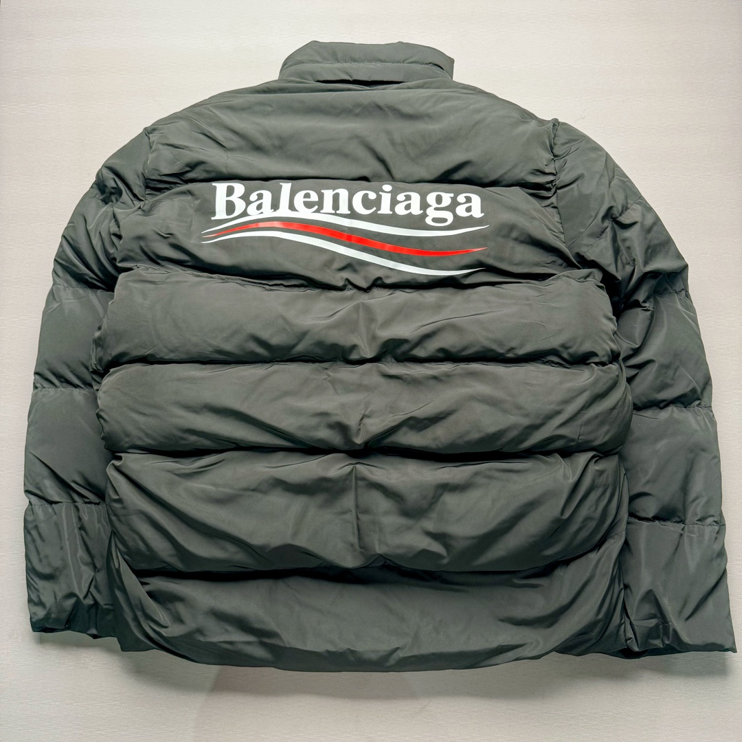图片[2]-Balenciaga FW23 巴黎世家可乐字母Logo印花长袖夹克宽松版型面包服 原版原价1.58w购入开发面料采用防水风衣面料 里布采用人造丝斜纹布 做防水涂层工艺手感立体丝滑带有功能性 内里夹层棉采用 1500目洗水棉大身跟袖子按照比例车缝走线分格型 整件衣服采用定位花+前幅门襟还原花纯手工剪裁 配套开模订制带BA字母四合扣+鸡眼 黑色款配呛色铝合金材质 前幅门襟拉链 帽檐配全套联名辅料 尺码：42 44 46-选品中心