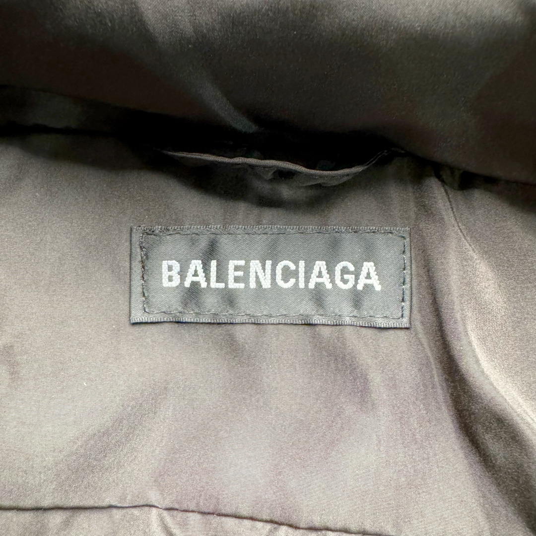 图片[11]-Balenciaga FW23 巴黎世家可乐字母Logo印花长袖夹克宽松版型面包服 原版原价1.58w购入开发面料采用防水风衣面料 里布采用人造丝斜纹布 做防水涂层工艺手感立体丝滑带有功能性 内里夹层棉采用 1500目洗水棉大身跟袖子按照比例车缝走线分格型 整件衣服采用定位花+前幅门襟还原花纯手工剪裁 配套开模订制带BA字母四合扣+鸡眼 黑色款配呛色铝合金材质 前幅门襟拉链 帽檐配全套联名辅料 尺码：42 44 46-选品中心