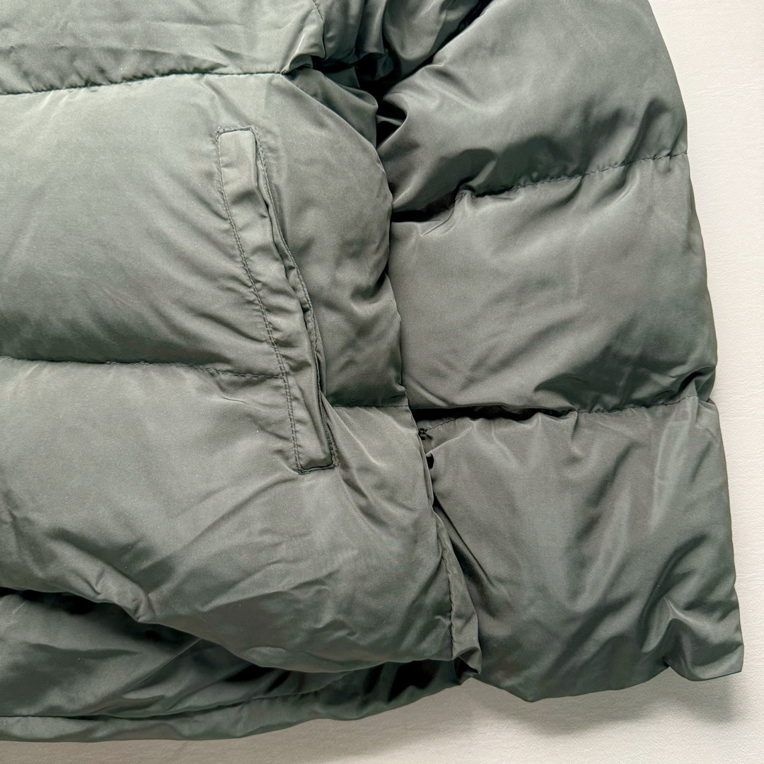 图片[8]-Balenciaga FW23 巴黎世家可乐字母Logo印花长袖夹克宽松版型面包服 原版原价1.58w购入开发面料采用防水风衣面料 里布采用人造丝斜纹布 做防水涂层工艺手感立体丝滑带有功能性 内里夹层棉采用 1500目洗水棉大身跟袖子按照比例车缝走线分格型 整件衣服采用定位花+前幅门襟还原花纯手工剪裁 配套开模订制带BA字母四合扣+鸡眼 黑色款配呛色铝合金材质 前幅门襟拉链 帽檐配全套联名辅料 尺码：42 44 46-选品中心