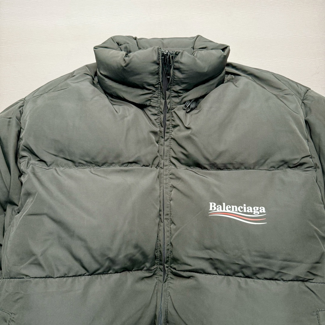 图片[4]-Balenciaga FW23 巴黎世家可乐字母Logo印花长袖夹克宽松版型面包服 原版原价1.58w购入开发面料采用防水风衣面料 里布采用人造丝斜纹布 做防水涂层工艺手感立体丝滑带有功能性 内里夹层棉采用 1500目洗水棉大身跟袖子按照比例车缝走线分格型 整件衣服采用定位花+前幅门襟还原花纯手工剪裁 配套开模订制带BA字母四合扣+鸡眼 黑色款配呛色铝合金材质 前幅门襟拉链 帽檐配全套联名辅料 尺码：42 44 46-选品中心