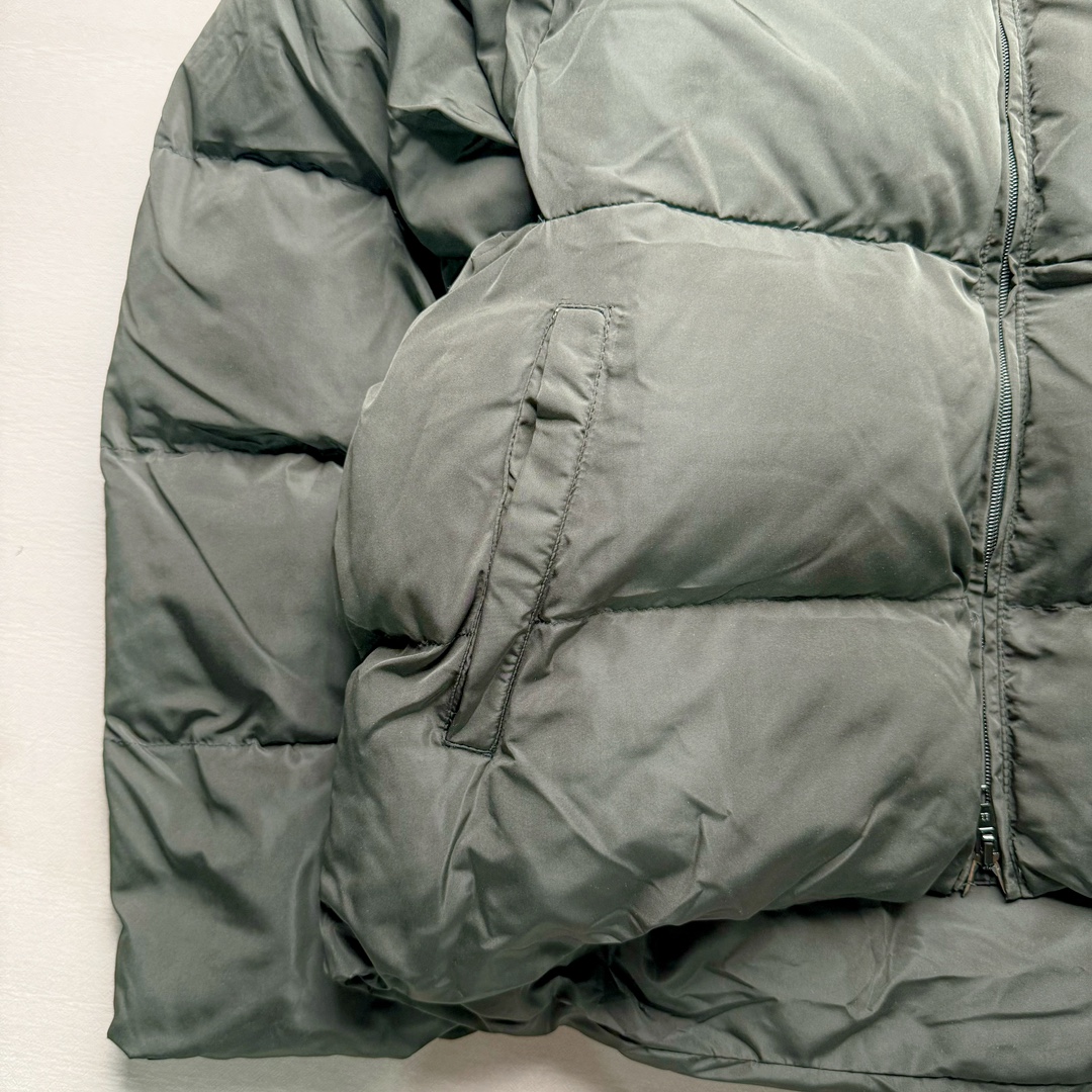 图片[6]-Balenciaga FW23 巴黎世家可乐字母Logo印花长袖夹克宽松版型面包服 原版原价1.58w购入开发面料采用防水风衣面料 里布采用人造丝斜纹布 做防水涂层工艺手感立体丝滑带有功能性 内里夹层棉采用 1500目洗水棉大身跟袖子按照比例车缝走线分格型 整件衣服采用定位花+前幅门襟还原花纯手工剪裁 配套开模订制带BA字母四合扣+鸡眼 黑色款配呛色铝合金材质 前幅门襟拉链 帽檐配全套联名辅料 尺码：42 44 46-选品中心